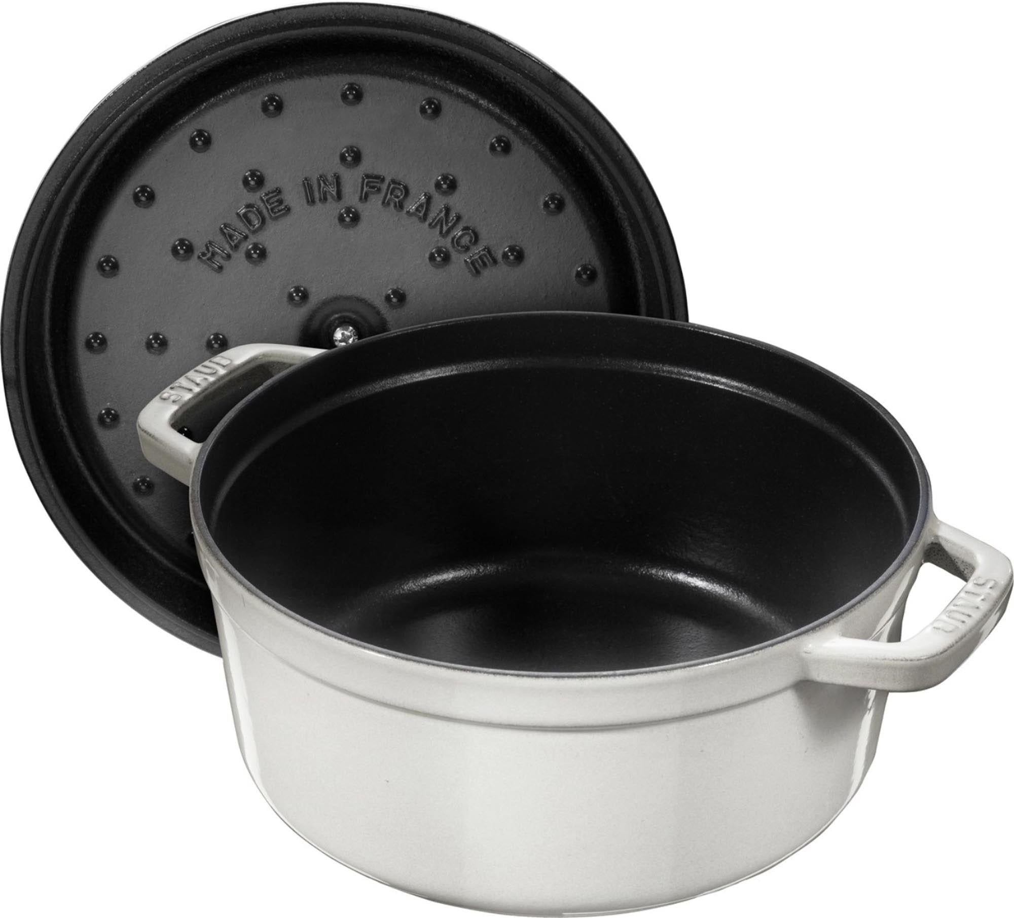Entdecken Sie die Staub Cocotte in Weisser Trüffel: 20 cm, 2.2l, aus hochwertigem Gusseisen für perfekte Kochergebnisse und stilvolles Servieren.