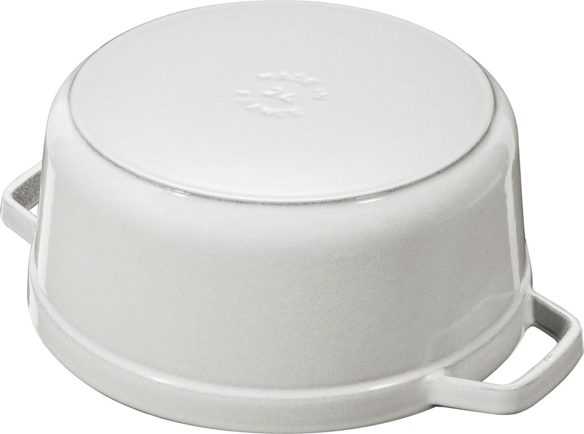 Erleben Sie die Staub Cocotte in elegantem Weissen Trüffel: 20 cm, 2.2l, aus langlebigem Gusseisen für gleichmäßiges Garen und ansprechende Tischpräsentation.