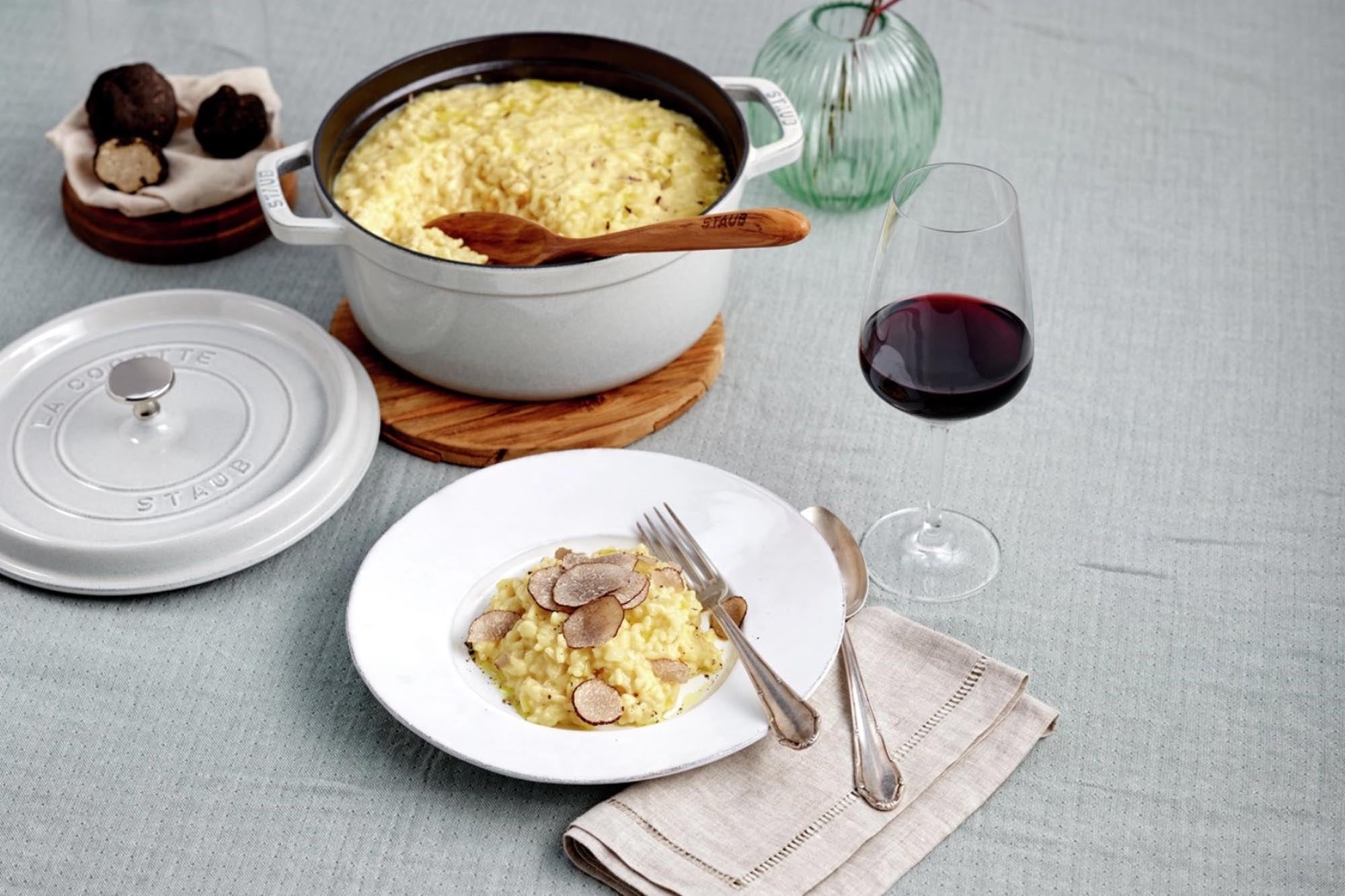 Staub Cocotte 20 cm: Perfekte Gusseisen-Kochkunst in Weißer Trüffel.