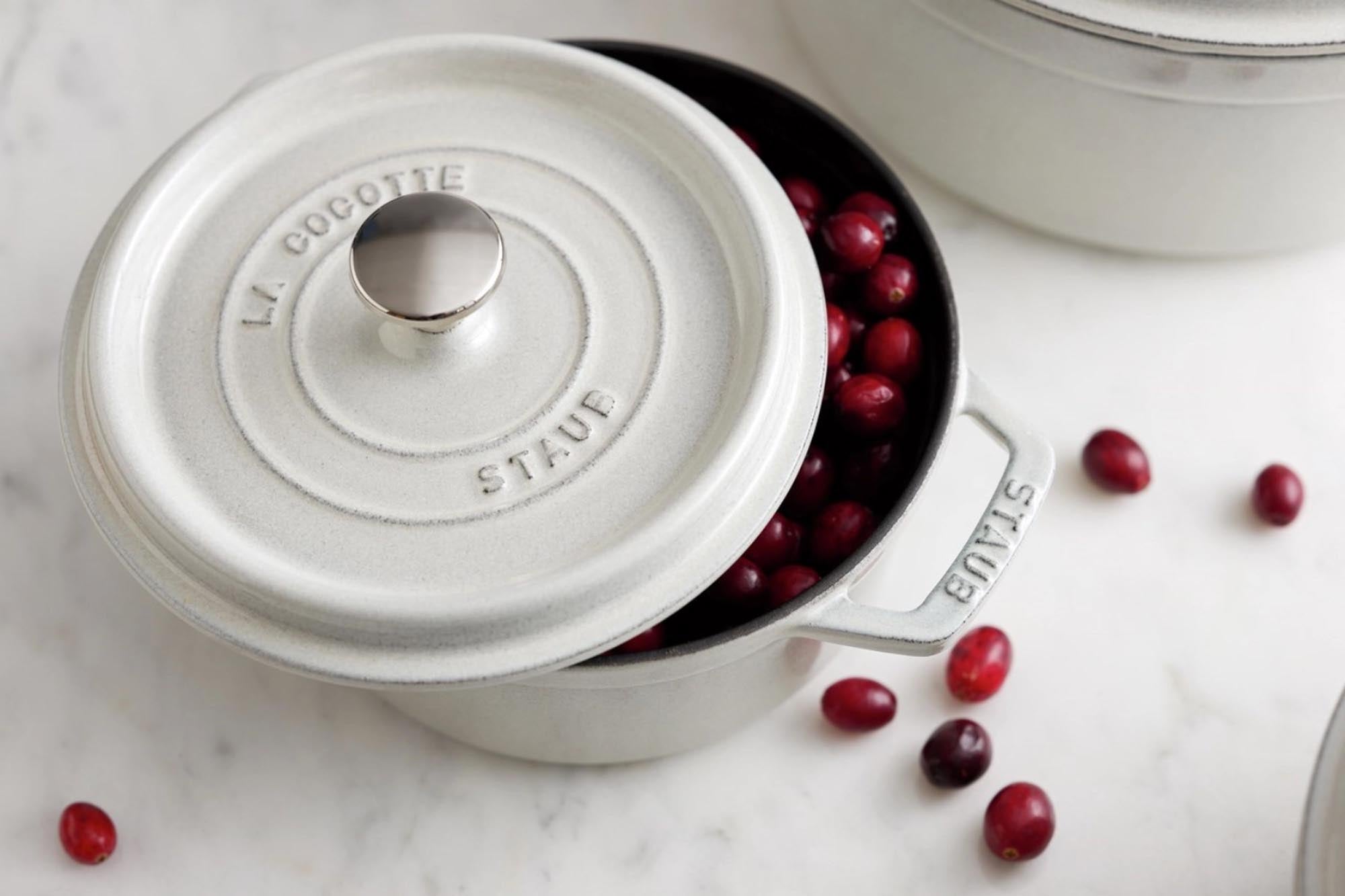Elegante Cocotte 20 cm, Weisser Trüffel, 2.2l, aus Gusseisen. Perfekt für Eintöpfe, Suppen, Schmoren. Langlebig, pflegeleicht, für alle Herdarten.