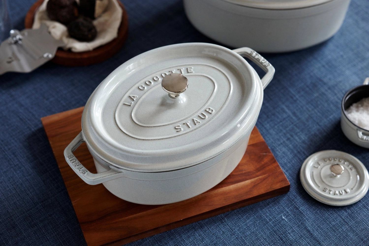 Elegante ovale Cocotte von Staub mit 6,7 l, perfekt für köstliche Schmorgerichte und stilvolles Servieren in jeder Küche.