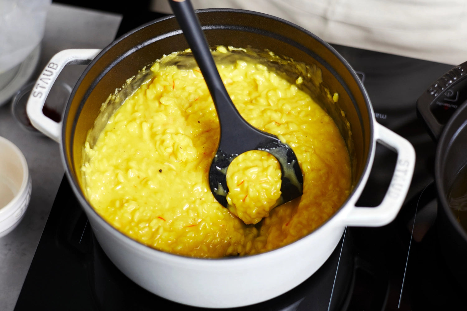 Kochlöffel mit Loch aus Akazie und Silikon, 31 cm lang, ideal zum Rühren und Servieren, robust und stilvoll für jede Küche.