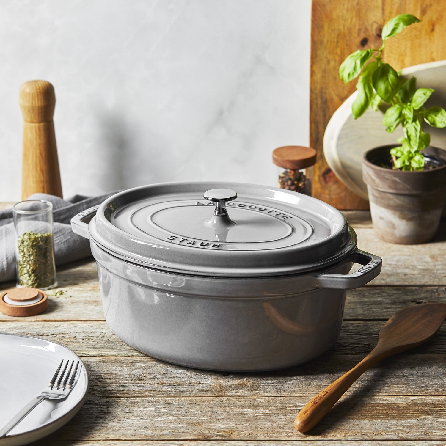 Ovaler Cocotte aus Gusseisen in Graphit-Grau, 31 cm, 5.5l, ideal für langsames Kochen und stilvolles Servieren von Gerichten.