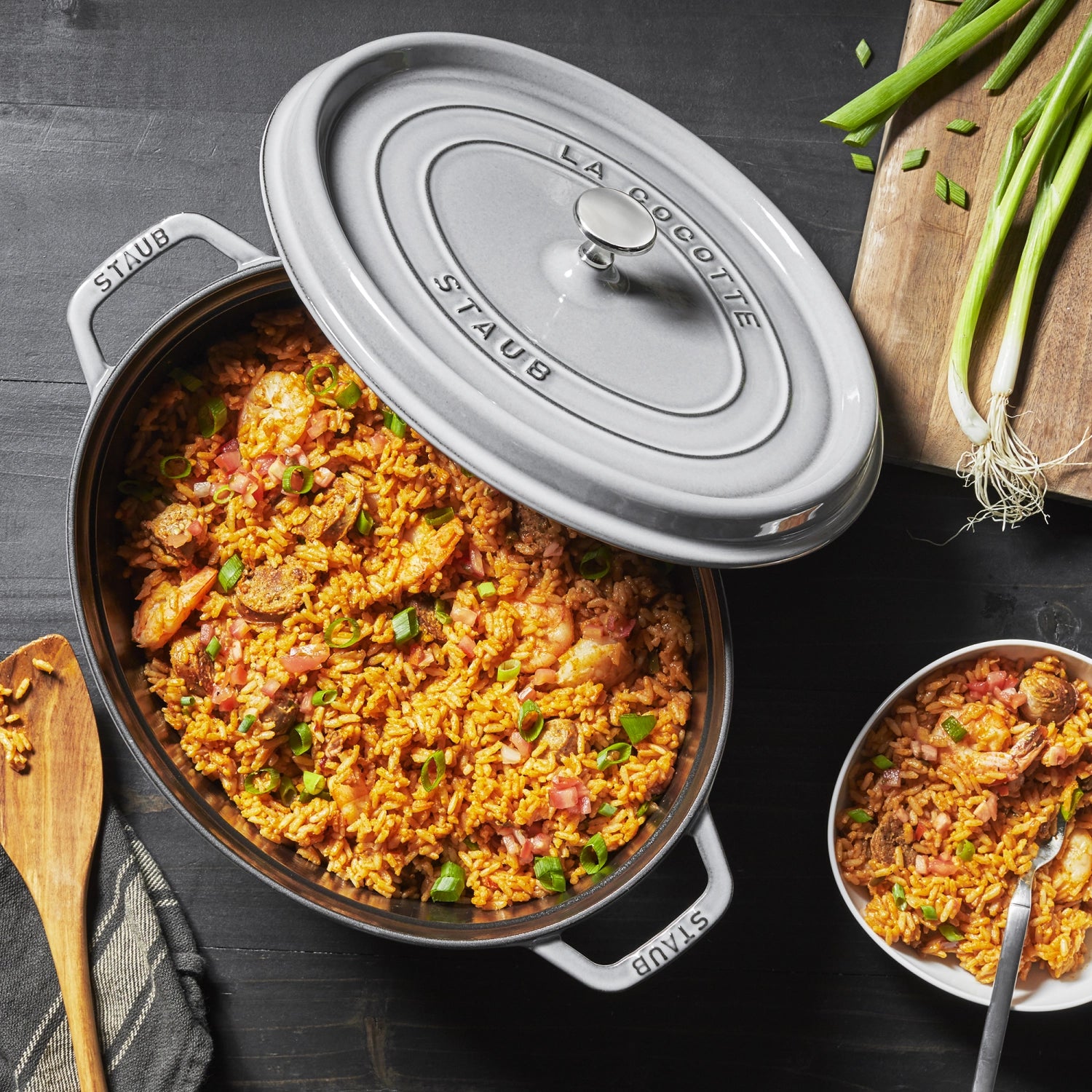 Elegante ovale Cocotte aus robustem Gusseisen in Graphit-Grau, 31 cm, 5.5l, perfekt für schmackhafte Eintöpfe und ansprechende Tischpräsentation.