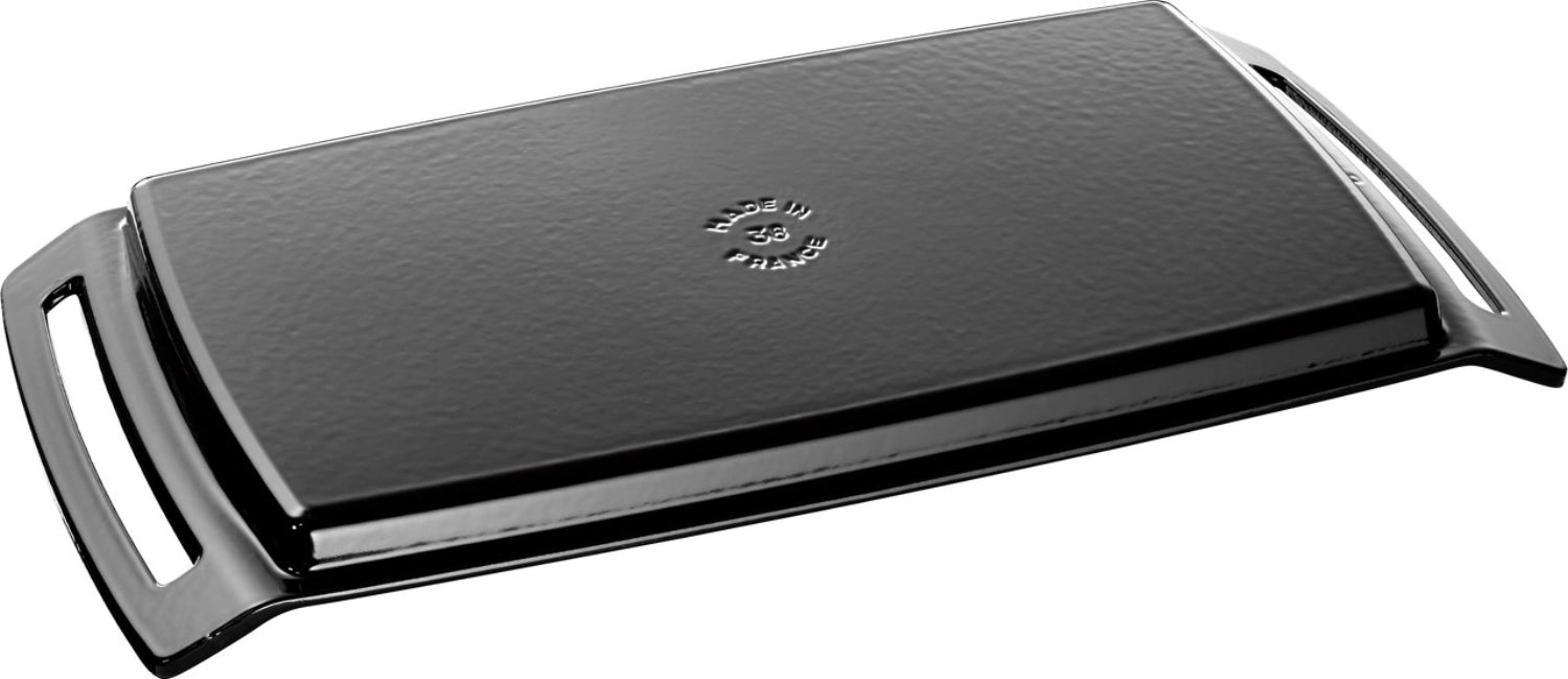 Schwarze Grill- und Teppanyaki-Platte von Staub, 38x25 cm, perfekt für kreative Kochabende und köstliche Grillgerichte im Freien.