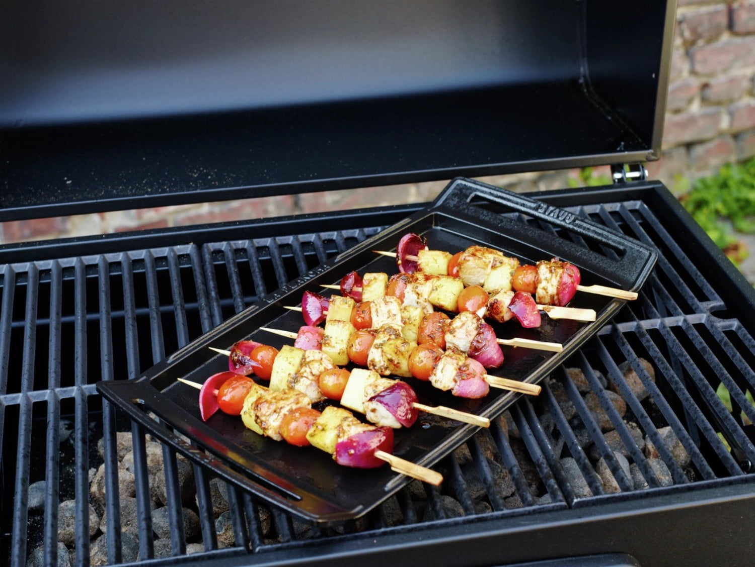 Schwarze Grill- und Teppanyaki-Platte von Staub, 38x25 cm, perfekt für kreative Kochabende und geselliges Grillen zu Hause.