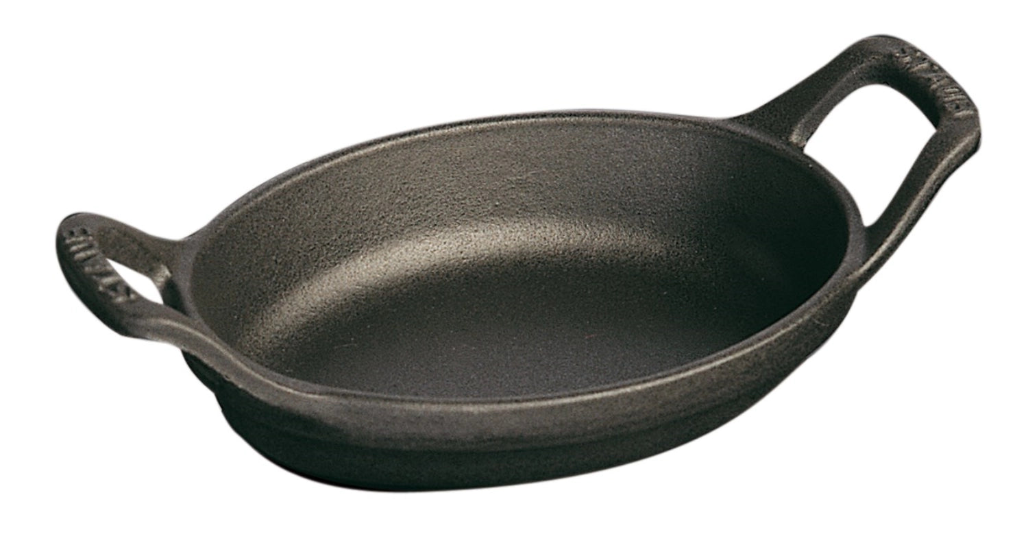 Elegante ovale Auflaufform von Staub, 32 cm, perfekt für köstliche Aufläufe und ansprechende Tischpräsentationen.