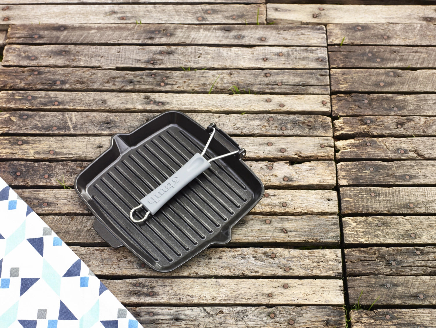 Robuste quadratische Grillpfanne aus Gusseisen von Staub, perfekt für saftige Steaks und Gemüse mit optimaler Wärmeleitung.