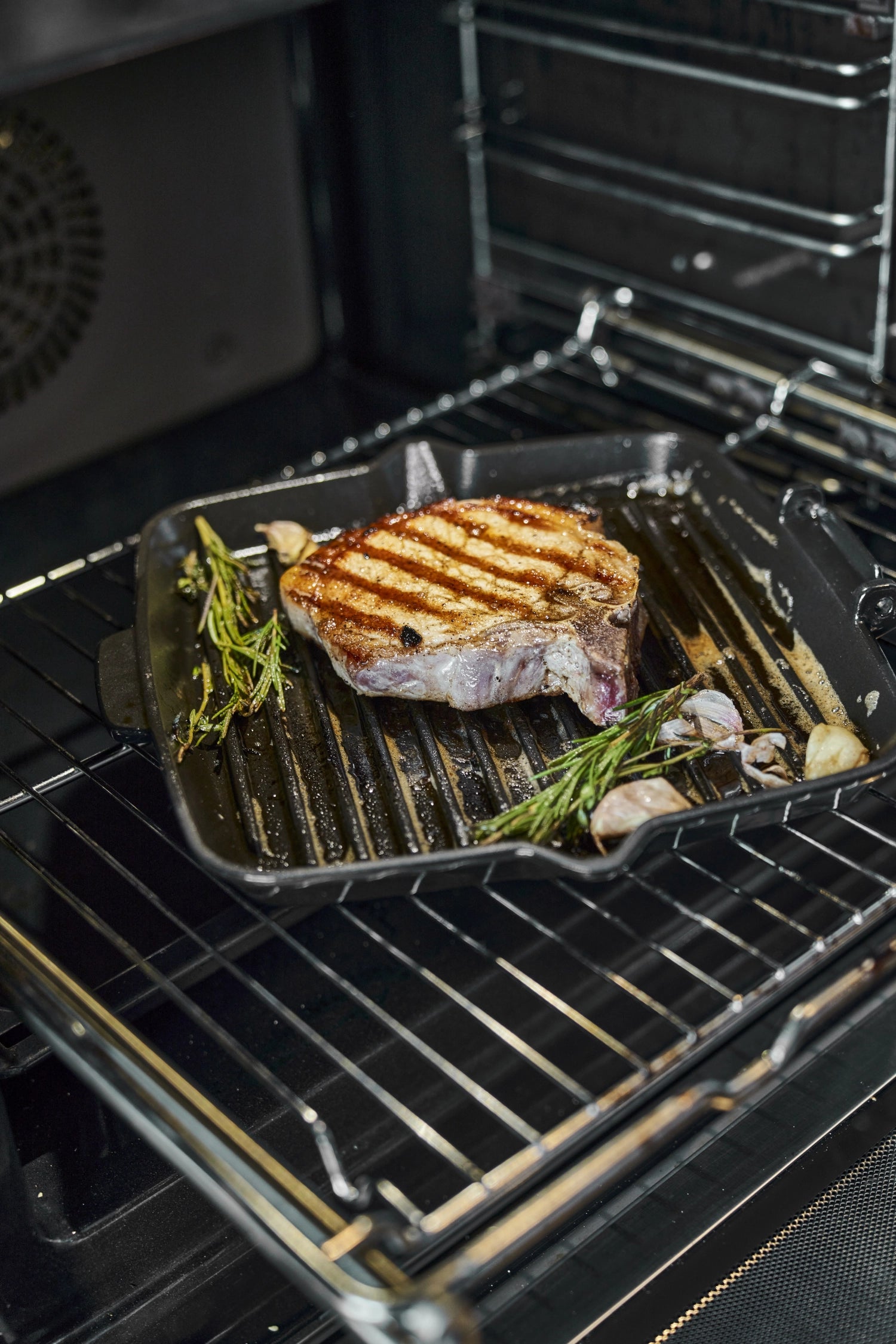 Robuste quadratische Grillpfanne aus Gusseisen von Staub, perfekt für saftige Grillgerichte und gleichmäßige Bräunung.
