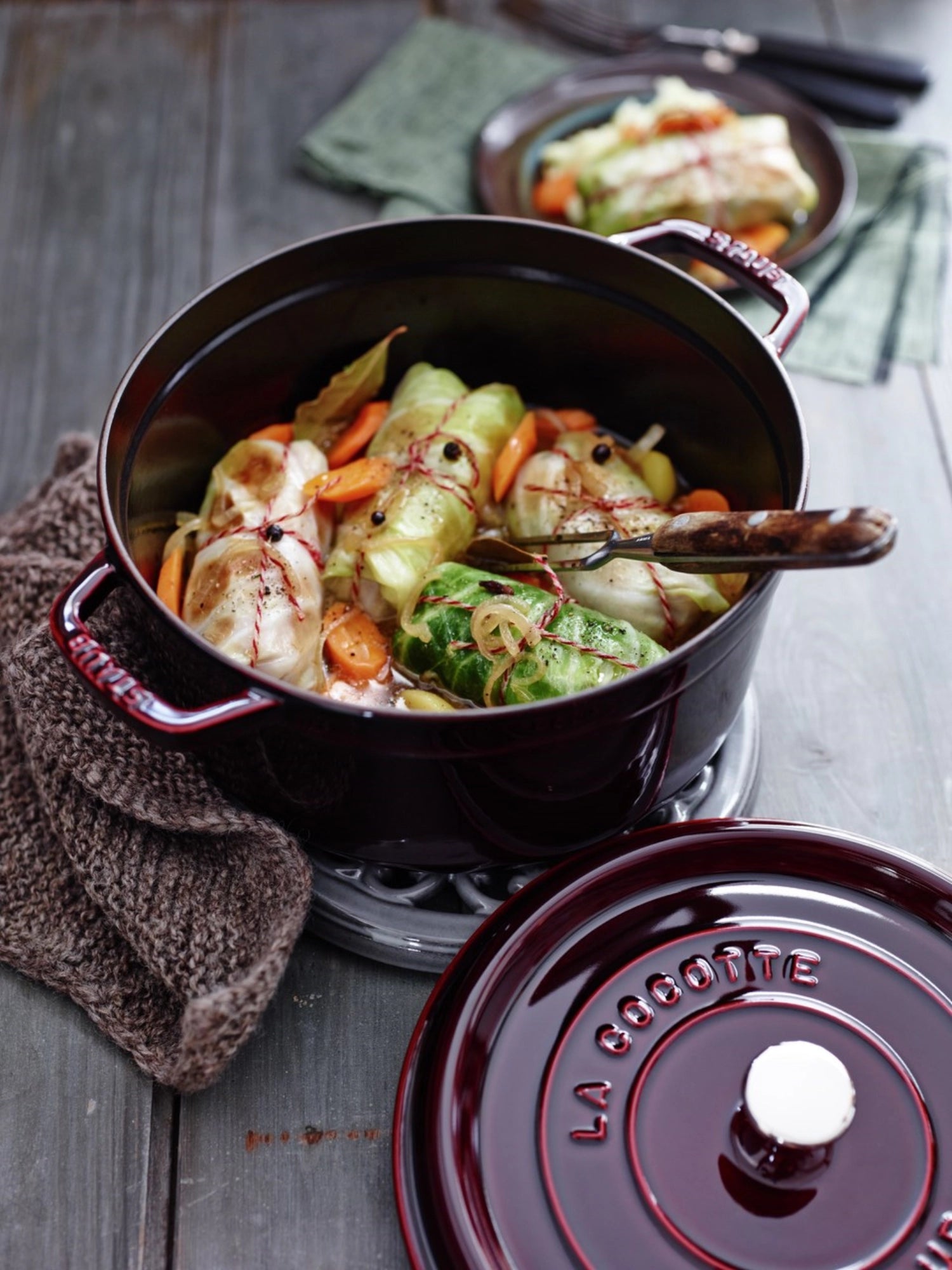 Elegante Cocotte in leuchtendem Grenadine-Rot, 24 cm, aus robustem Gusseisen, perfekt für köstliche Speisen und ansprechende Tischdekoration.