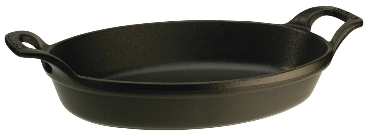 Hochwertige ovale Auflaufform von Staub, 32 cm, ideal für die Zubereitung und Präsentation von herzhaften und süßen Aufläufen.