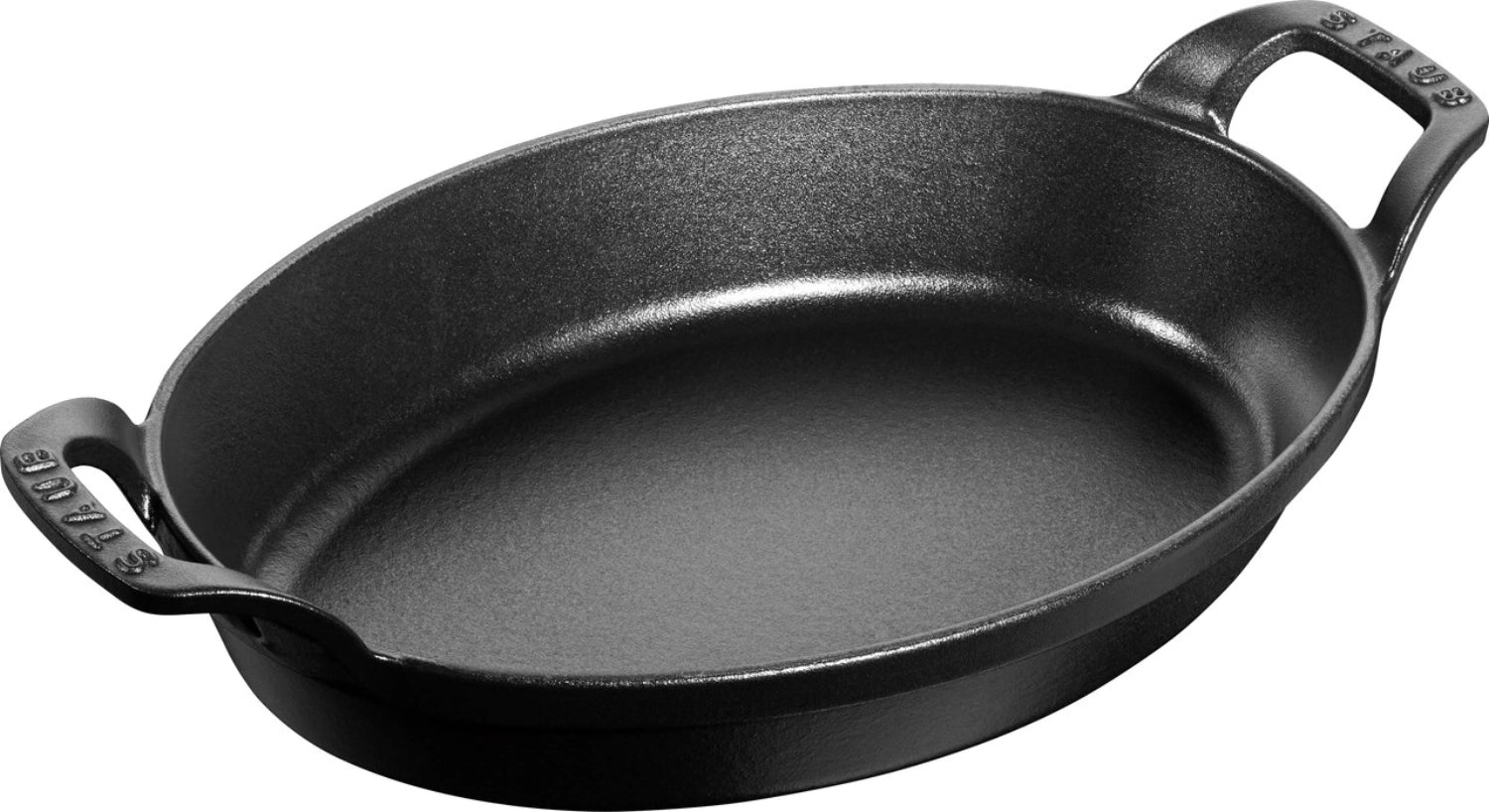 Elegante ovale Auflaufform von Staub, 32 cm, perfekt für köstliche Aufläufe und stilvolle Tischpräsentation.