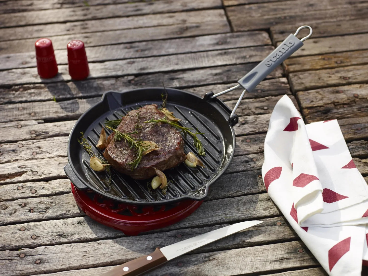 Staub Grillpfanne rund: Ideal für saftige Steaks und Gemüse.