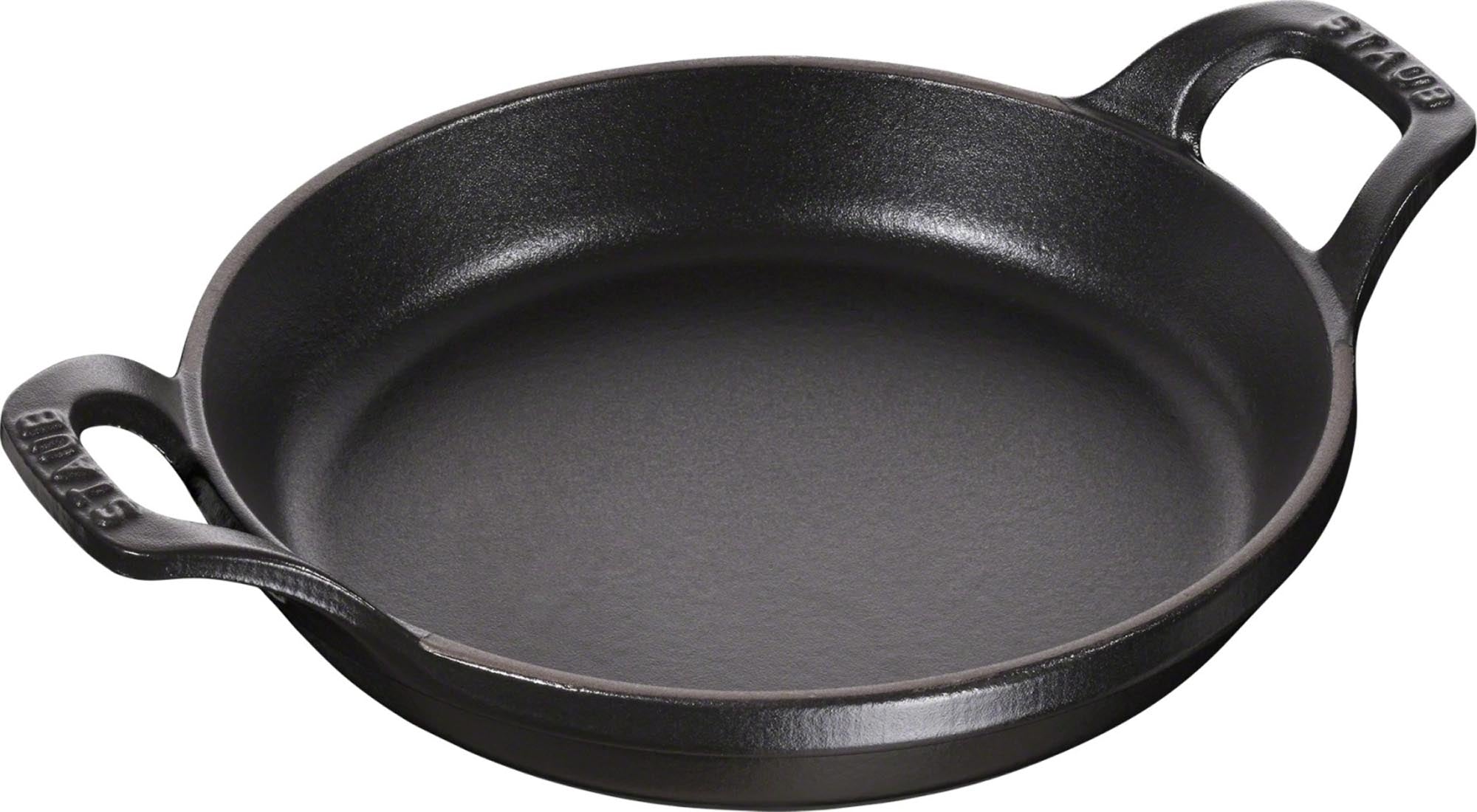 Elegante, runde Auflaufform (12 cm) von Staub aus robustem Gusseisen, schwarz, für gleichmässiges Backen und stilvolle Präsentation.