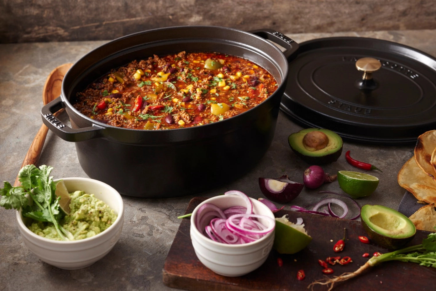 Ovaler Cocotte von Staub mit 12 Litern, ideal zum Schmoren und Servieren, in elegantem Design für kreative Küchenliebhaber.