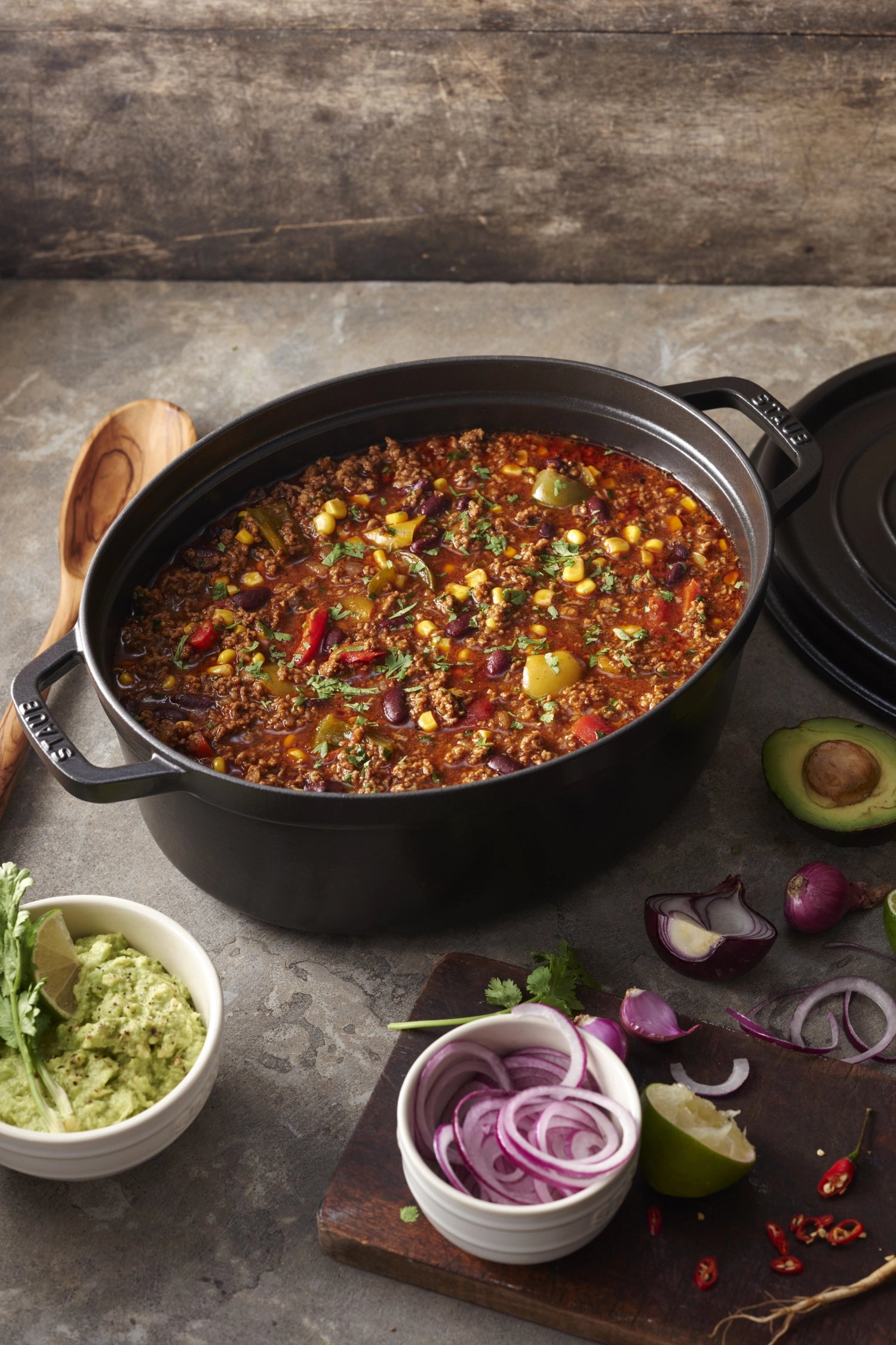 Große ovale Cocotte von Staub mit 12 Litern, ideal für Festessen und ansprechende Präsentation auf dem Tisch.