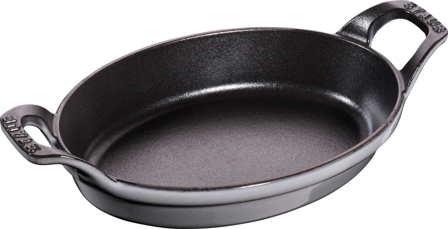 Hochwertige ovale Auflaufform von Staub, 32 cm, ideal für kreative Gerichte und stilvolle Serviermöglichkeiten.