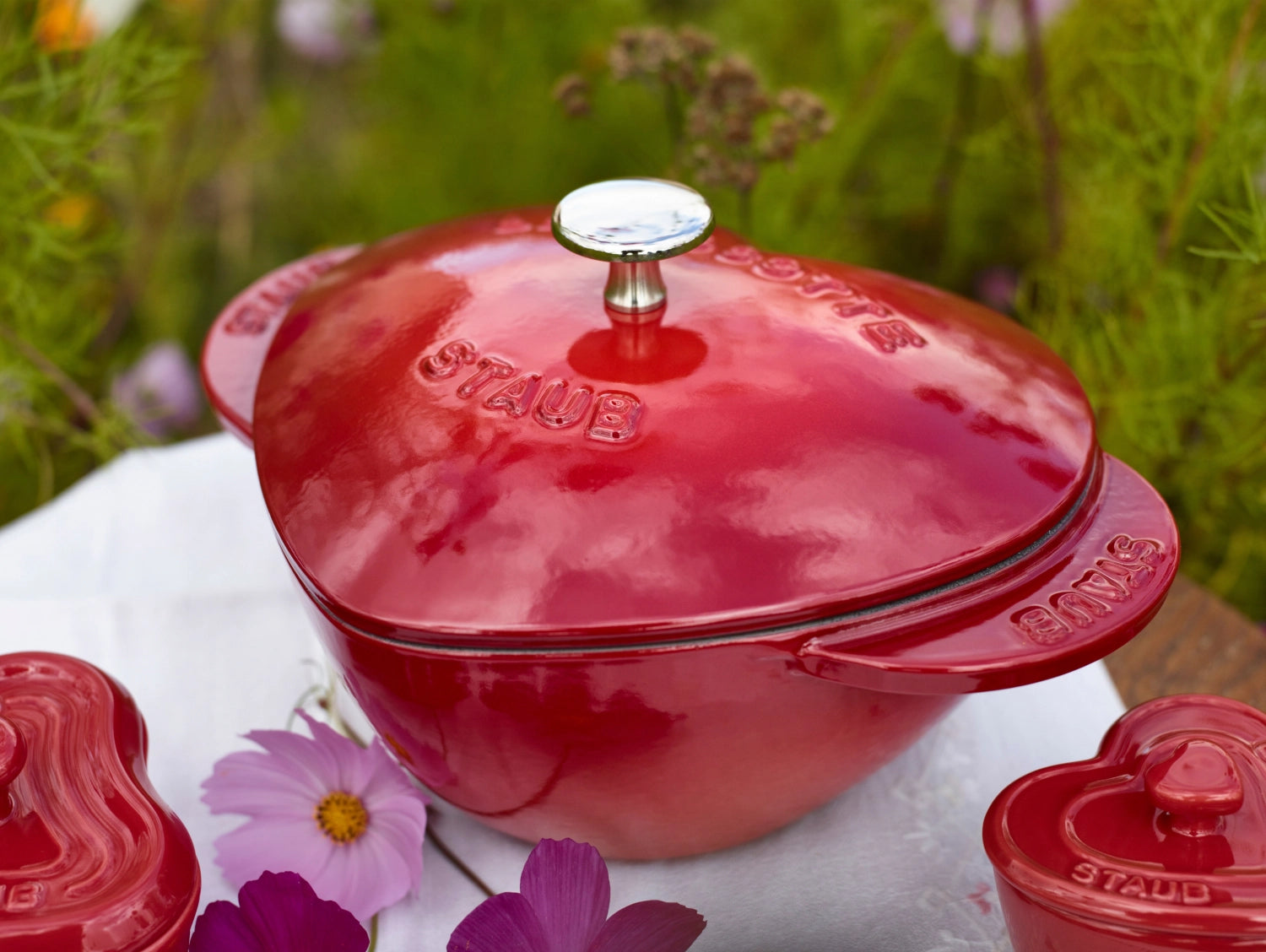 Runde Cocotte von Staub mit 2,2 l Volumen, ideal zum Kochen und Servieren, in elegantem Schwarz, perfekt für jede Küche.