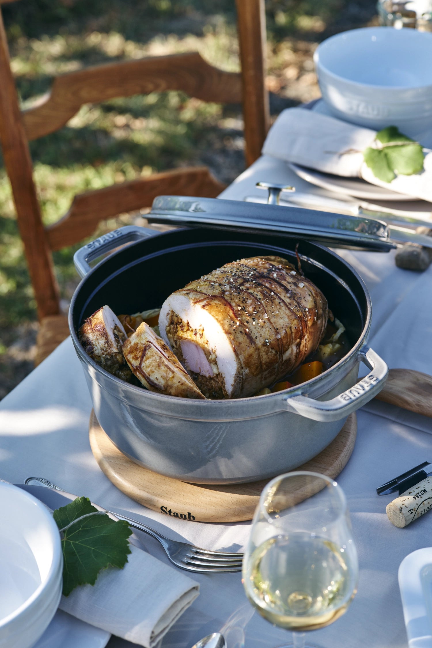 Elegante runde Cocotte von Staub mit 8,35 l, perfekt für schmackhafte Eintöpfe und festliche Anlässe.