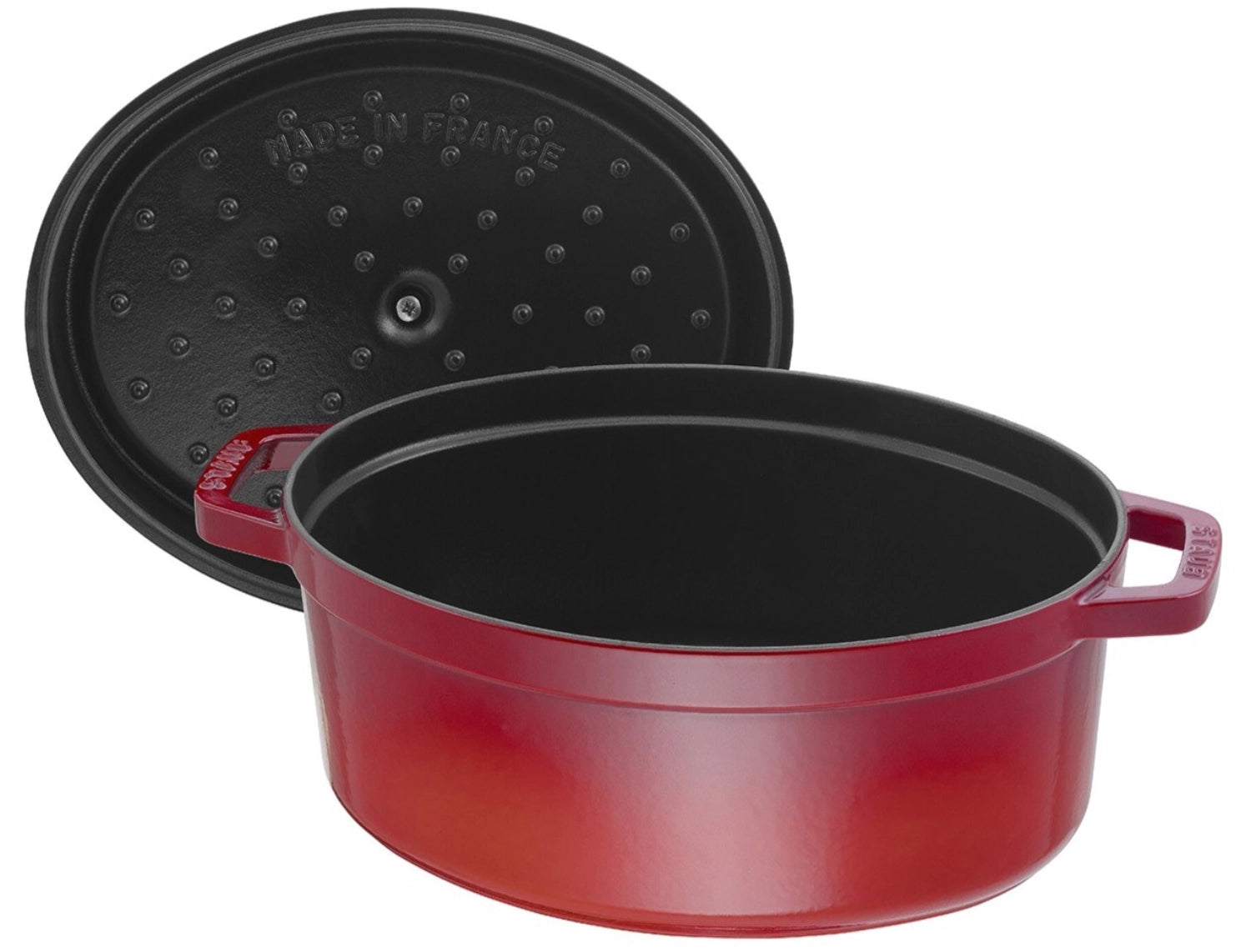 Hochwertige ovale Cocotte von Staub mit 5,5 Litern, ideal für die Zubereitung und Präsentation köstlicher Speisen.