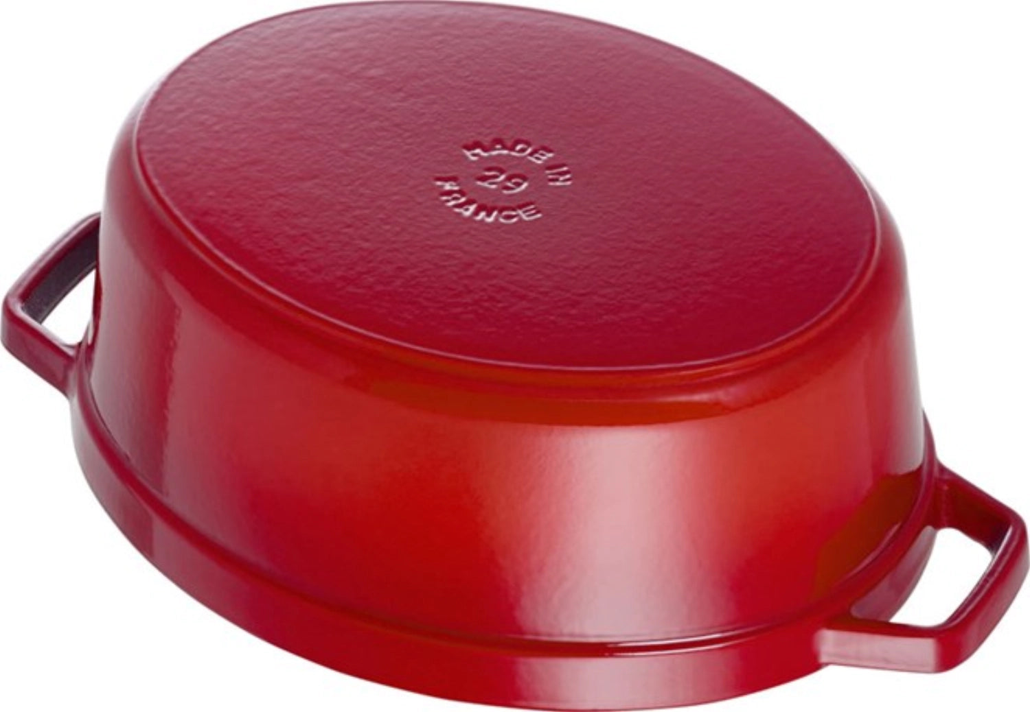 Hochwertige ovale Cocotte von Staub mit 5,5 Litern, ideal für die Zubereitung und Präsentation köstlicher Speisen.
