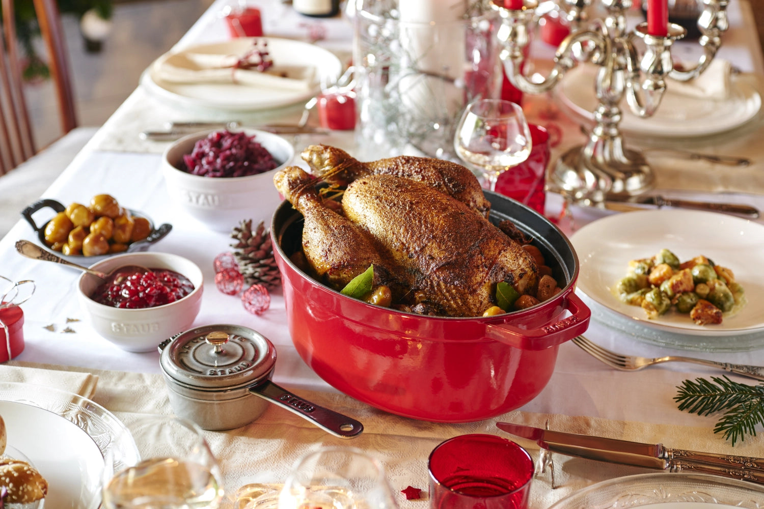 Elegante ovale Cocotte von Staub mit 5,5 Litern, perfekt für schmackhafte Gerichte und stilvolles Servieren.