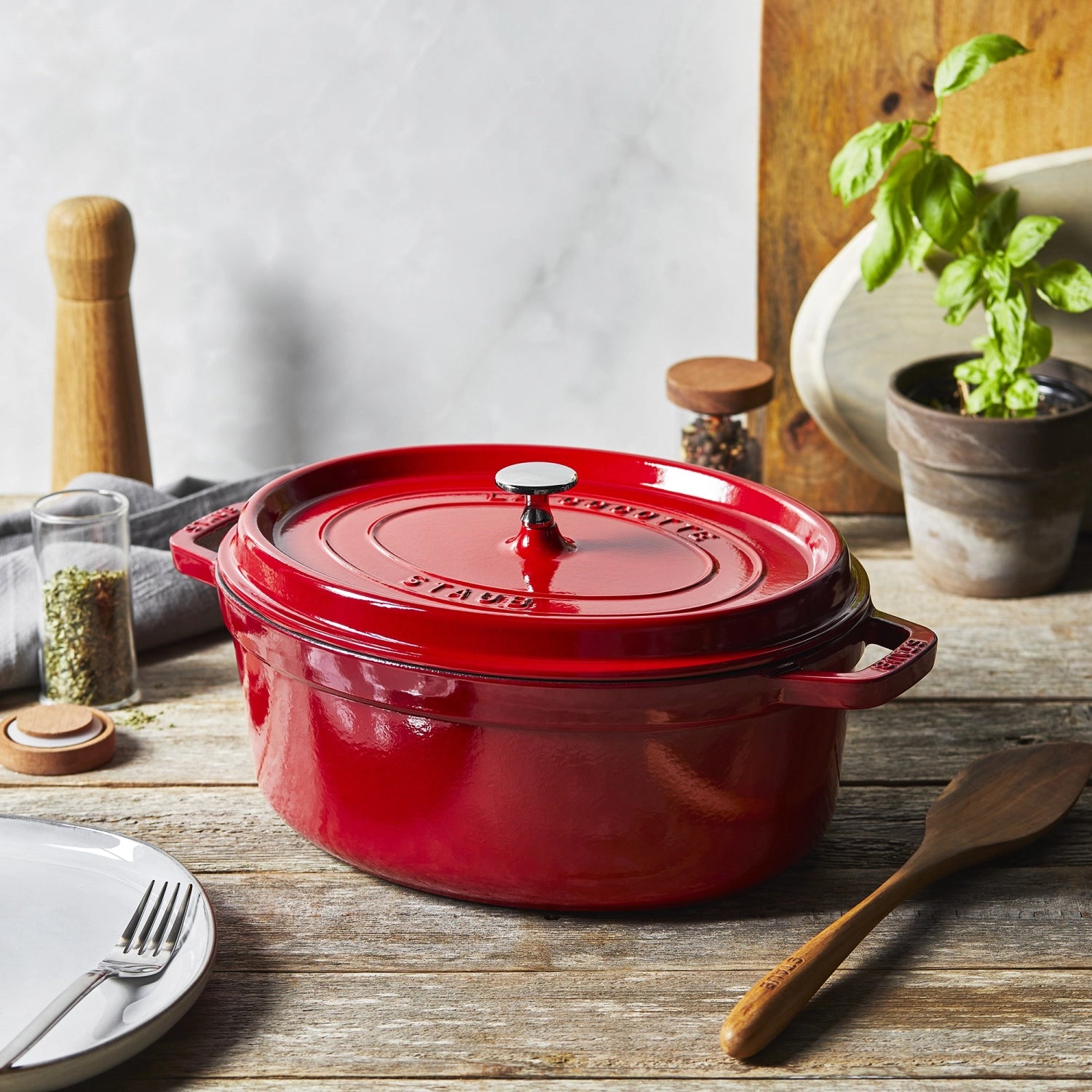 Hochwertige ovale Cocotte von Staub mit 5,5 Litern, ideal für die Zubereitung und Präsentation köstlicher Speisen.