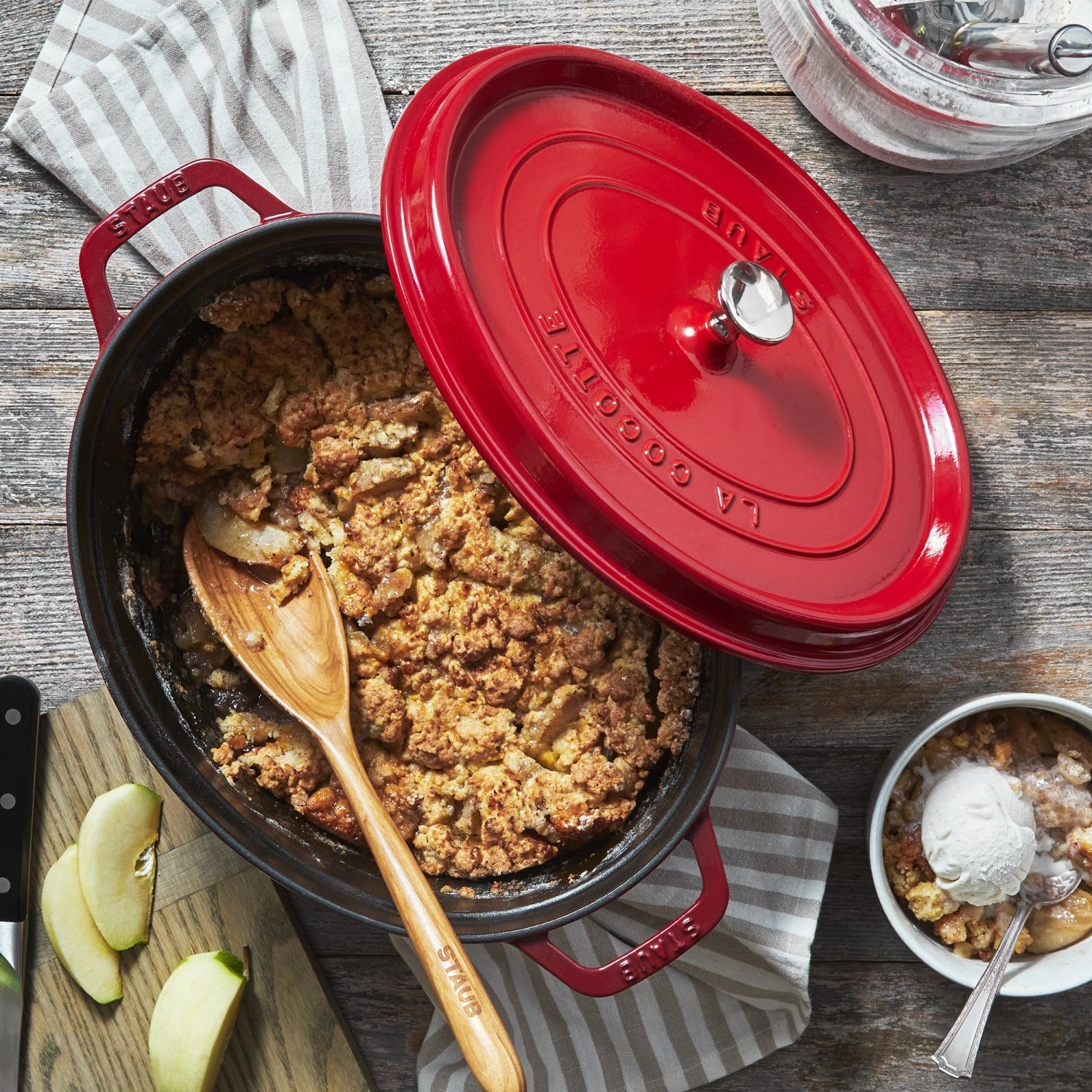 Elegante ovale Cocotte von Staub mit 5,5 Litern, perfekt für schmackhafte Gerichte und stilvolles Servieren.