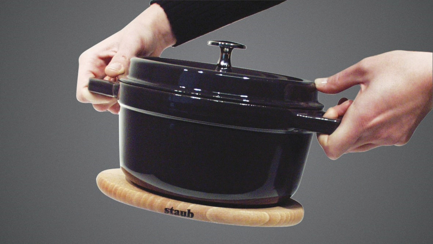 Die Mini Cocotte von Staub, 10 cm, dunkelblau, aus robustem Gusseisen, perfekt für kreative Gerichte und stilvolles Servieren.