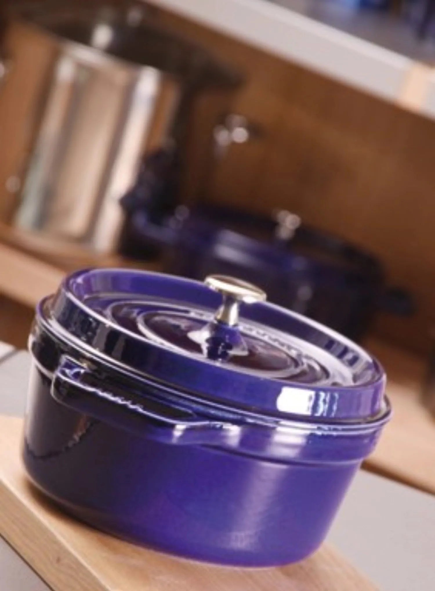 Robuste 26 cm Cocotte von Staub, dunkelblau, 5.25l Gusseisen.