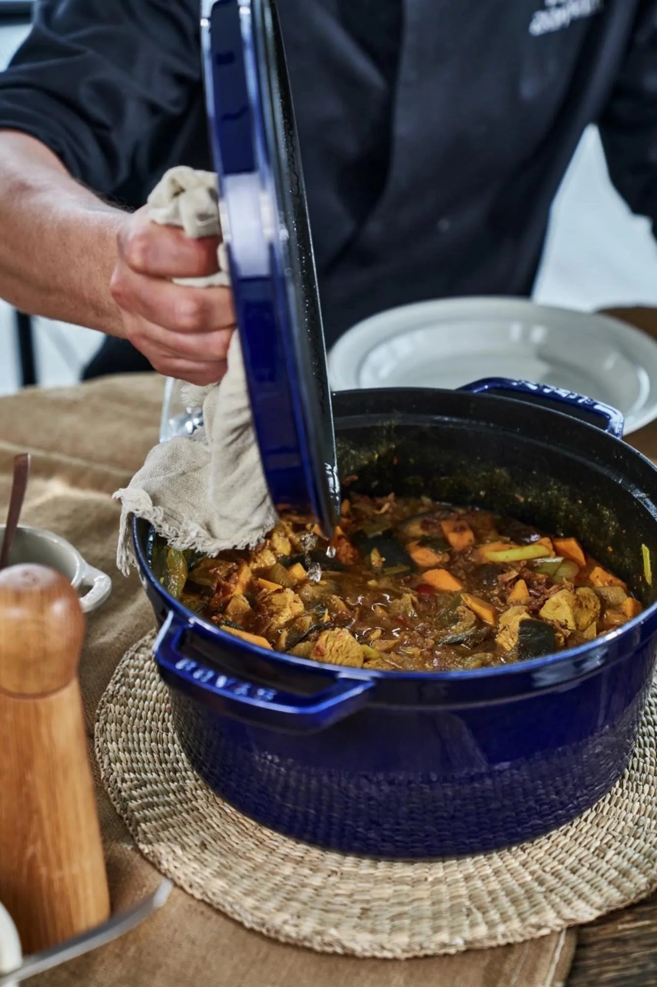 Elegante Staub Cocotte 28 cm: Perfekt für köstliche Schmorgerichte.