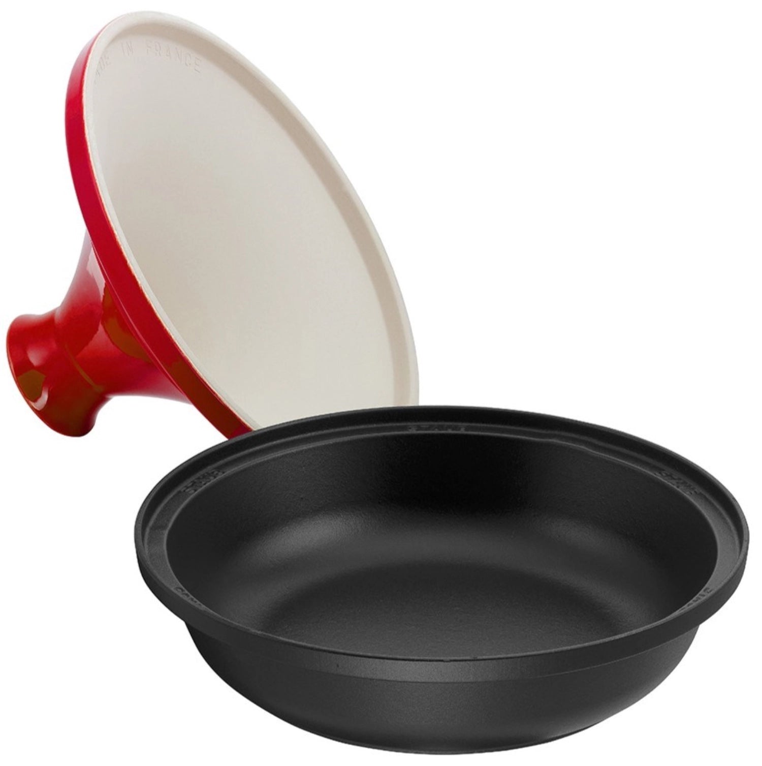 Entdecken Sie die Tajine von Staub in elegantem Kirsch-Rot. Mit 28 cm Durchmesser aus hochwertigem Gusseisen für authentische, aromatische Gerichte.