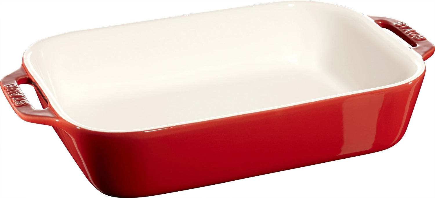 Entdecken Sie die rechteckige Auflaufform von Staub: robustes Gusseisen, schwarze Emaillierung, perfekte Wärmeverteilung und einfache Reinigung – ideal für Aufläufe und Gratins!