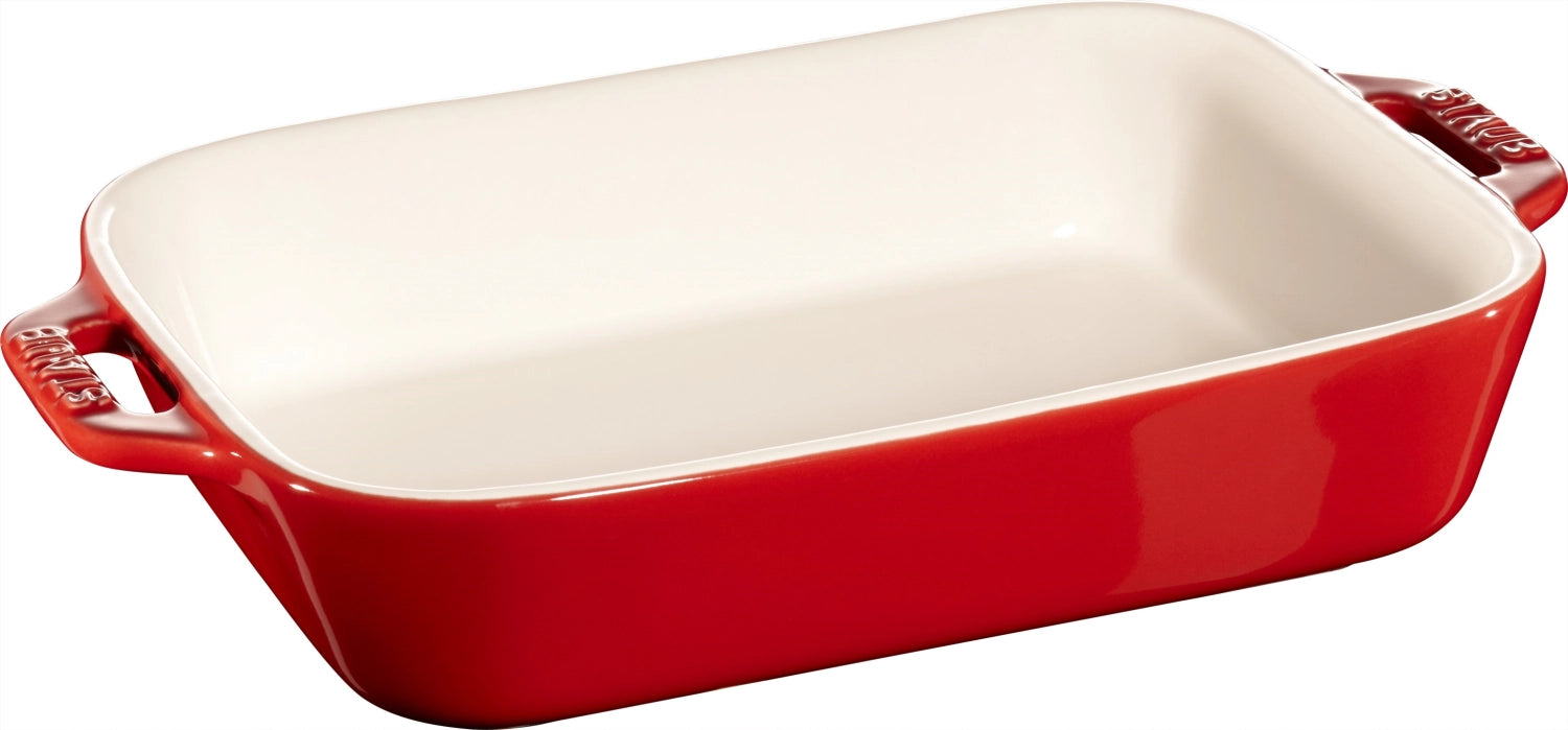 Entdecken Sie die rechteckige Auflaufform von Staub: Funktionalität trifft auf elegantes Design. Robuste Emaillierung und hochwertige Keramik sorgen für perfekte Backergebnisse!