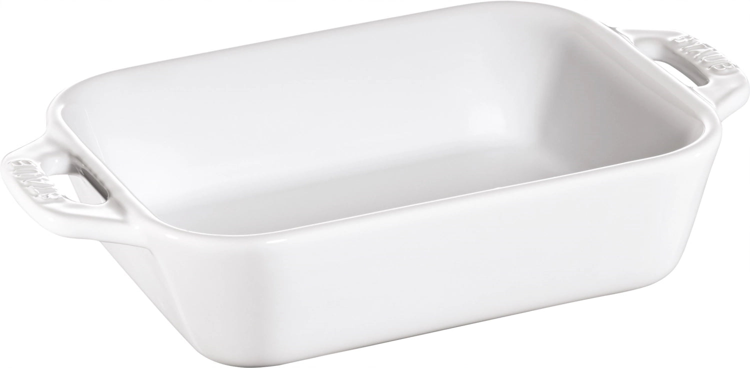 Entdecken Sie die rechteckige Auflaufform von Staub: Funktionalität trifft auf elegantes Design. Robuste Emaillierung und hochwertige Keramik sorgen für perfekte Backergebnisse!