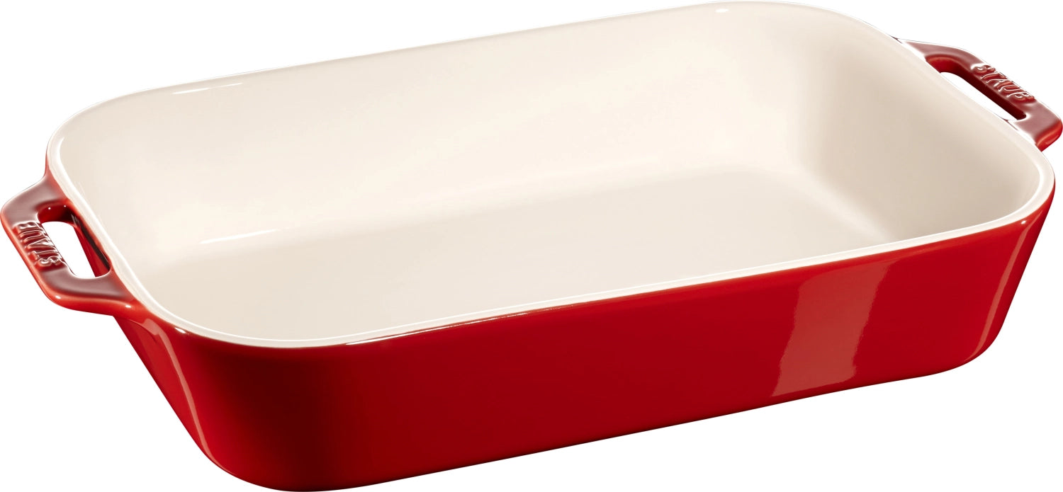Entdecken Sie die rechteckige Auflaufform von Staub: Funktionalität trifft auf elegantes Design. Robuste Emaillierung und hochwertige Keramik sorgen für perfekte Backergebnisse!