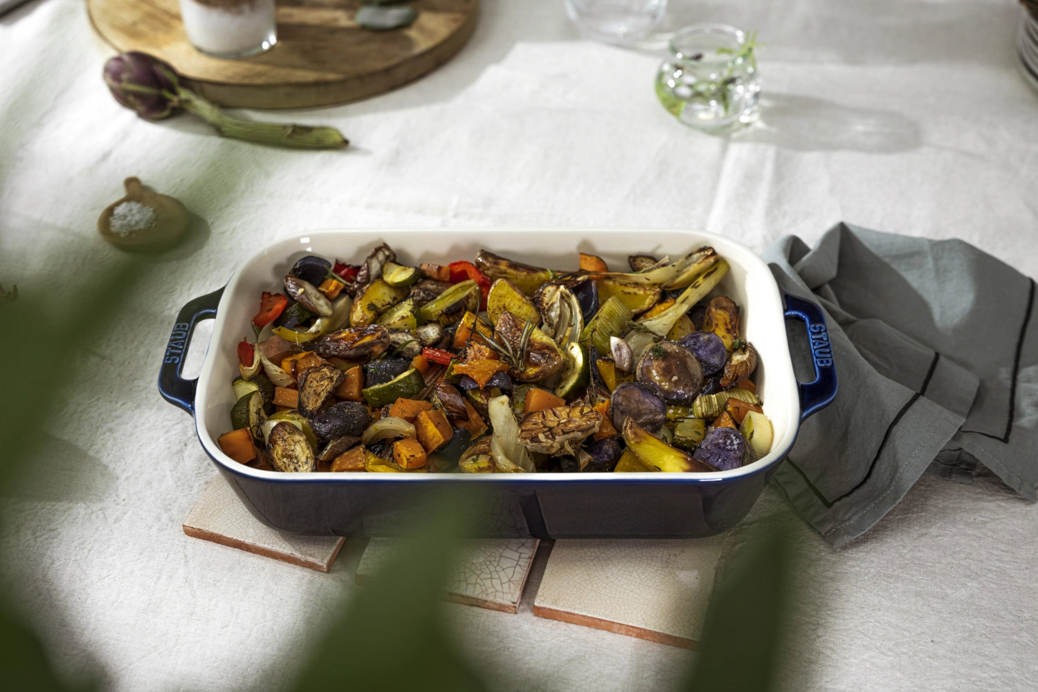 Erleben Sie die rechteckige Auflaufform von Staub: Ideal für Aufläufe und Gratins. Robuste Emaillierung und exzellente Wärmeverteilung für beste Ergebnisse!