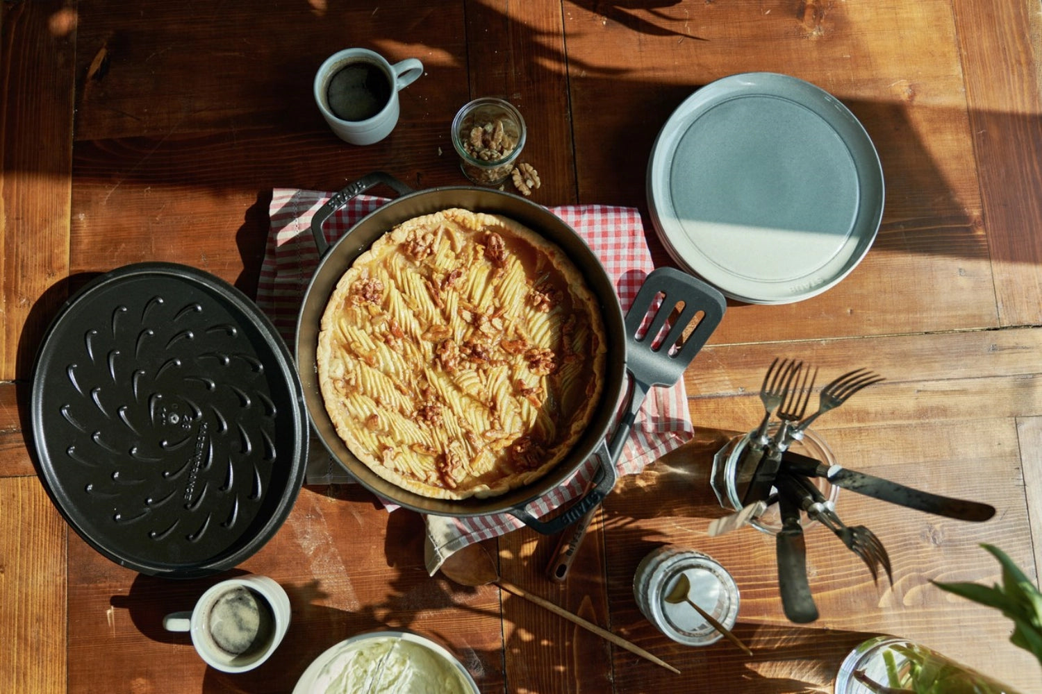 Schmorpfanne Chistera 28 cm in Schwarz präsentiert im Onlineshop von KAQTU Design AG. Pfanne/Topf ist von Staub