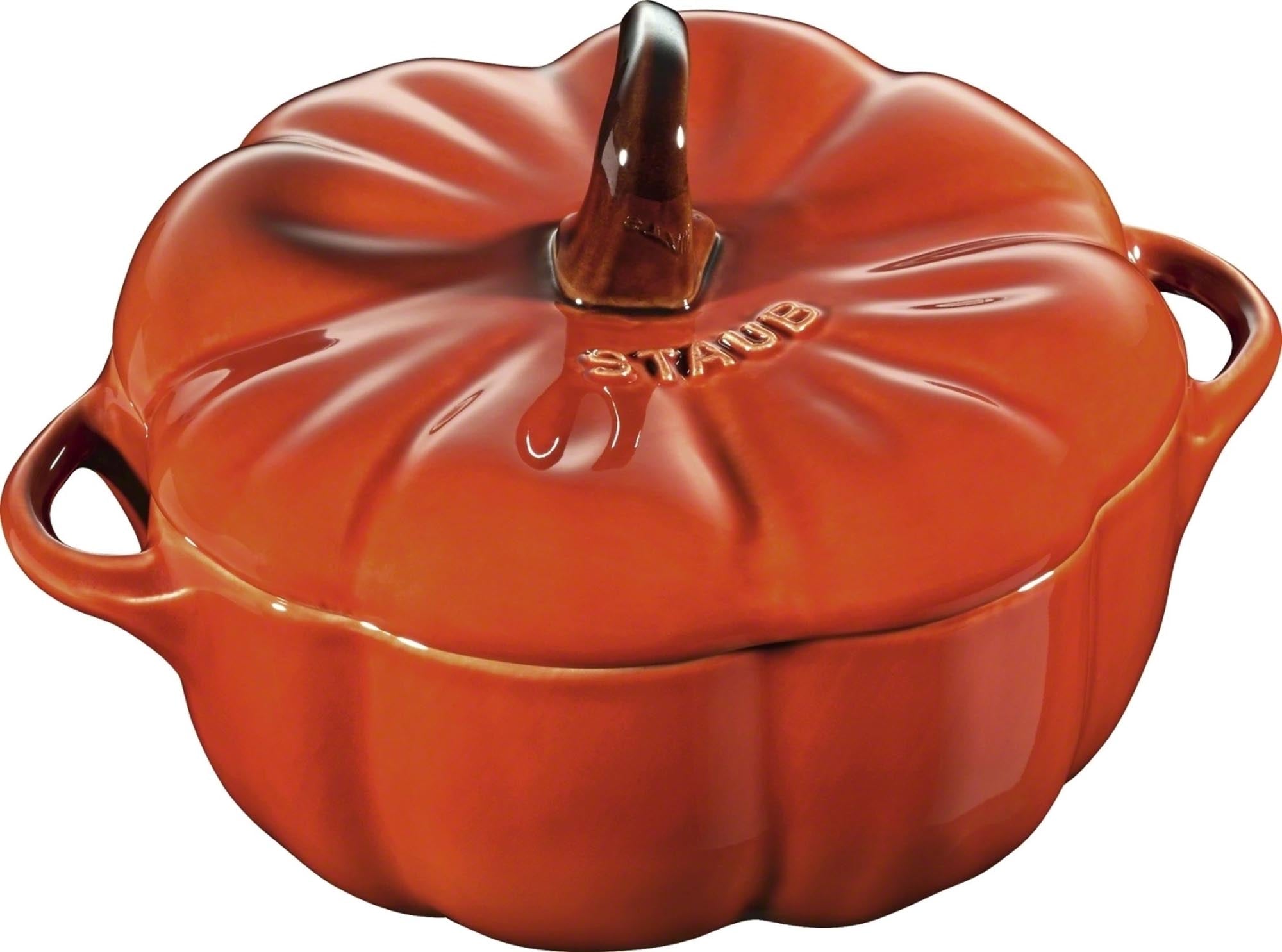 Entdecken Sie die stilvolle 12 cm Cocotte in Kürbisfarbe von Staub. Ideal für kleine Portionen, perfekte Wärmeverteilung und einfach zu reinigen.