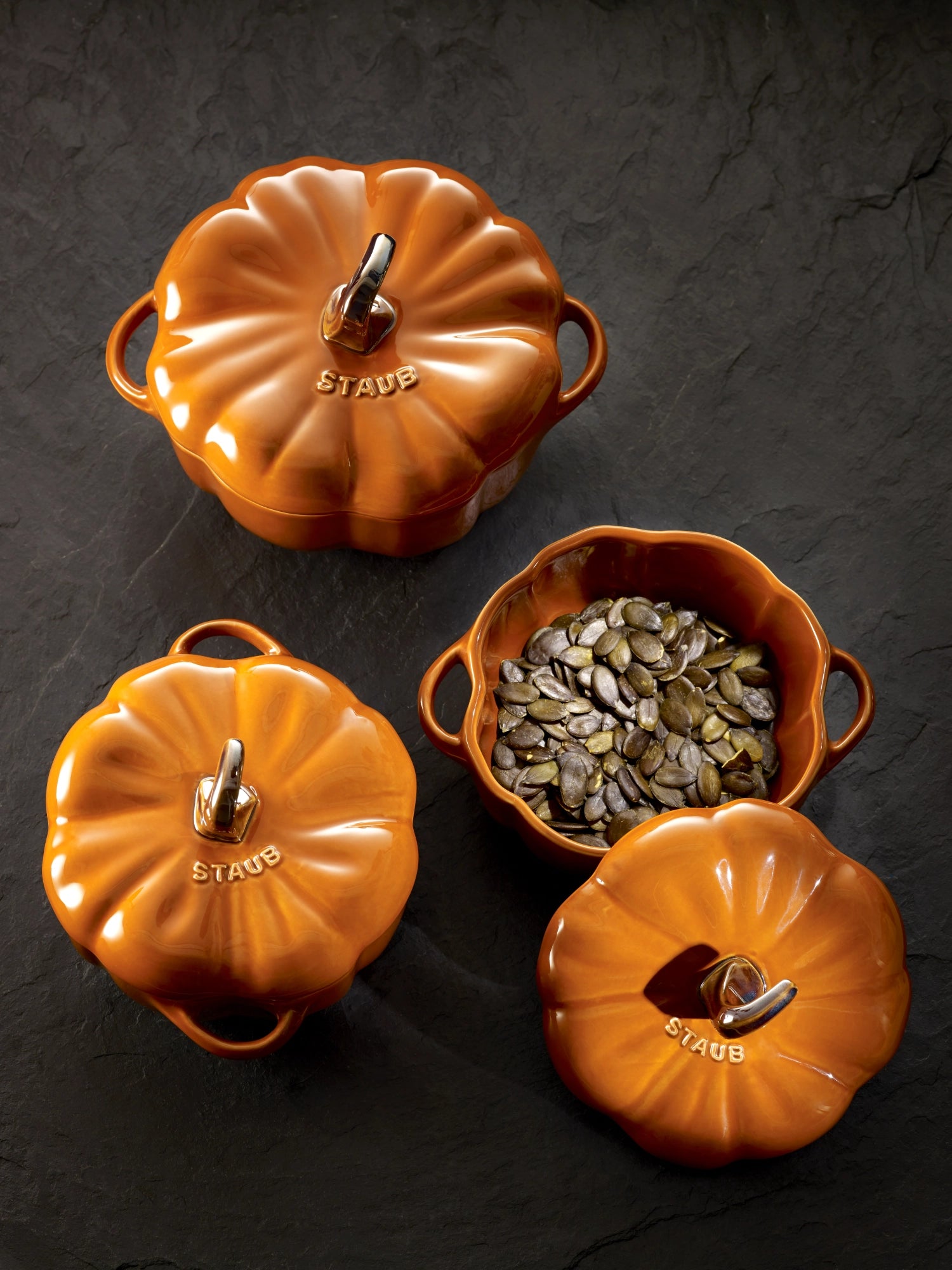 Cocotte aus Keramik in Kürbisfarbe mit Zimt-Akzenten, 12 cm, 0.5l, ideal für stilvolles Kochen und Servieren.