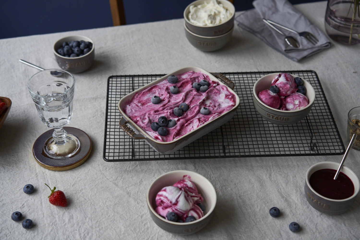 Das hochwertige 2er Set Keramik Ofenformset von Staub in eleganten Grautönen bietet perfekte Größen für vielseitige Rezepte. Ideal für Ofen und Mikrowelle.
