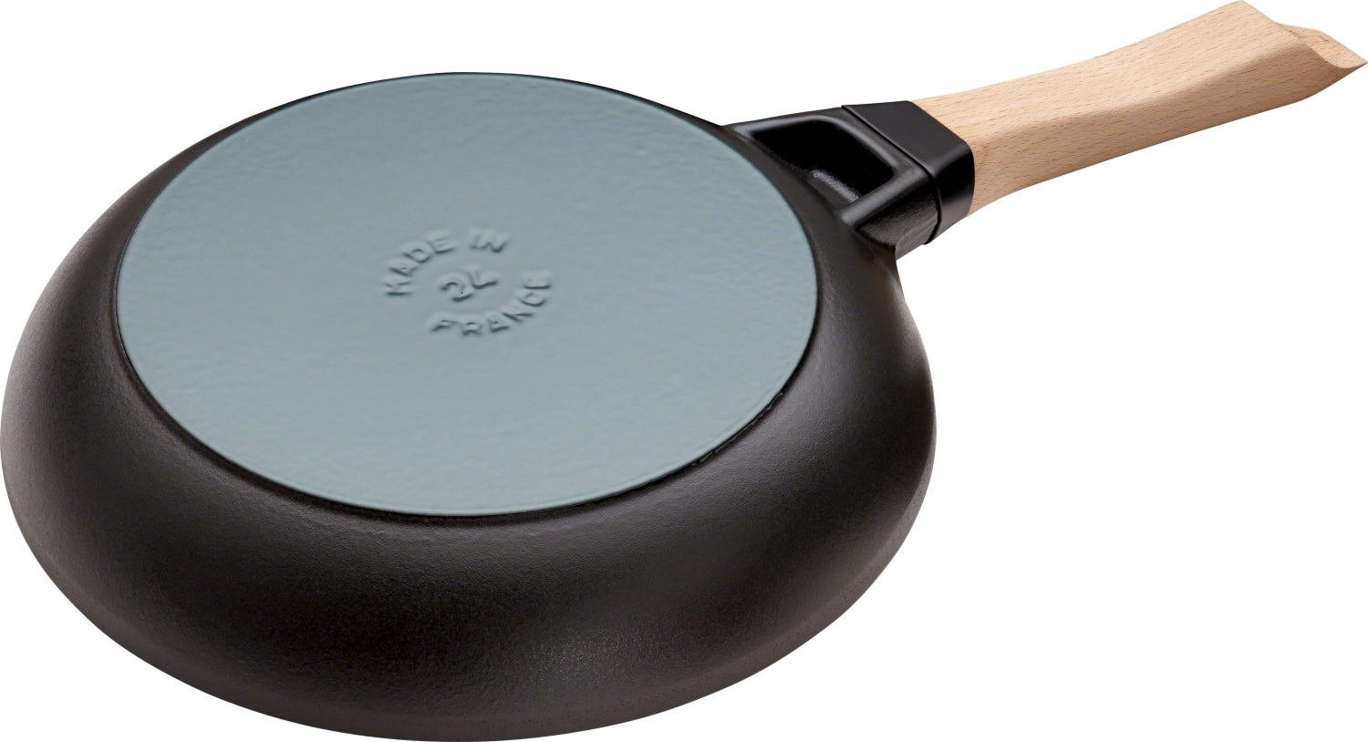 Elegante Staub Bratpfanne mit ergonomischem Holzgriff, 32 cm Durchmesser, perfekt für köstliche Speisen und optimale Hitzeverteilung.