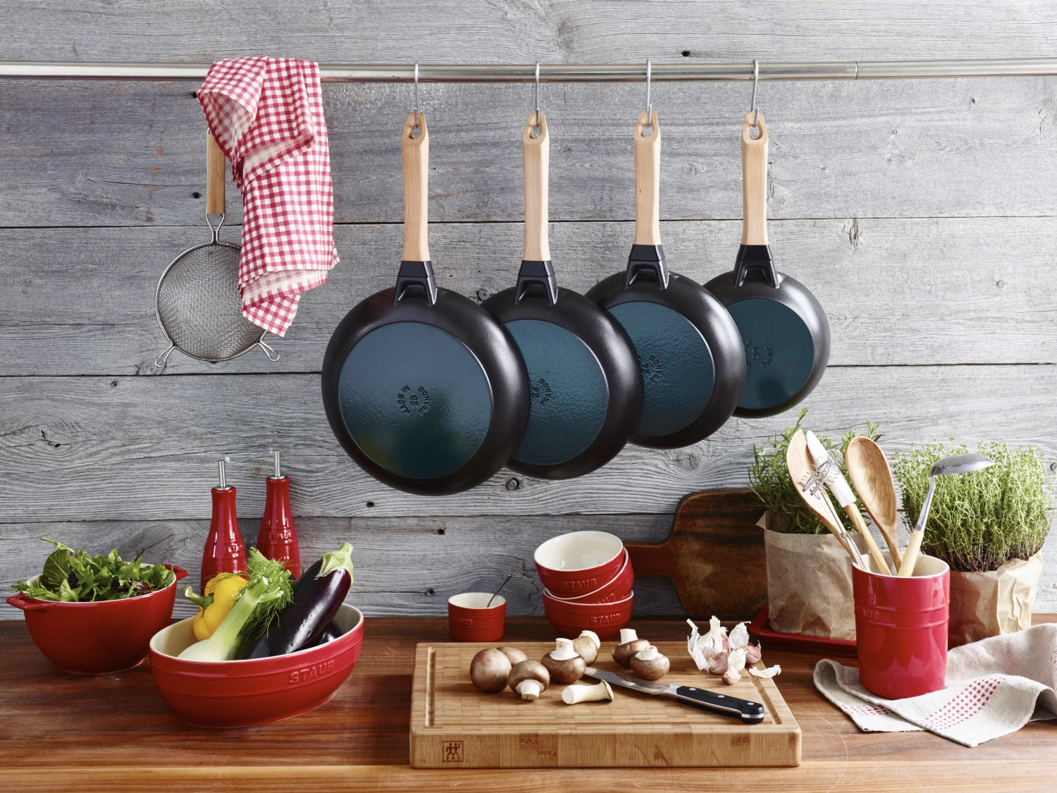 Elegante Staub Bratpfanne mit robustem Holzgriff, 32 cm Durchmesser, perfekt für gleichmäßiges Braten und köstliche Mahlzeiten auf allen Herdarten.