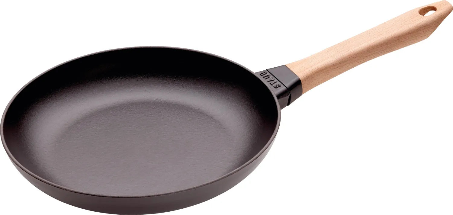Bratpfanne mit Holzgriff, robustes Design und ideal für gleichmäßiges Braten.