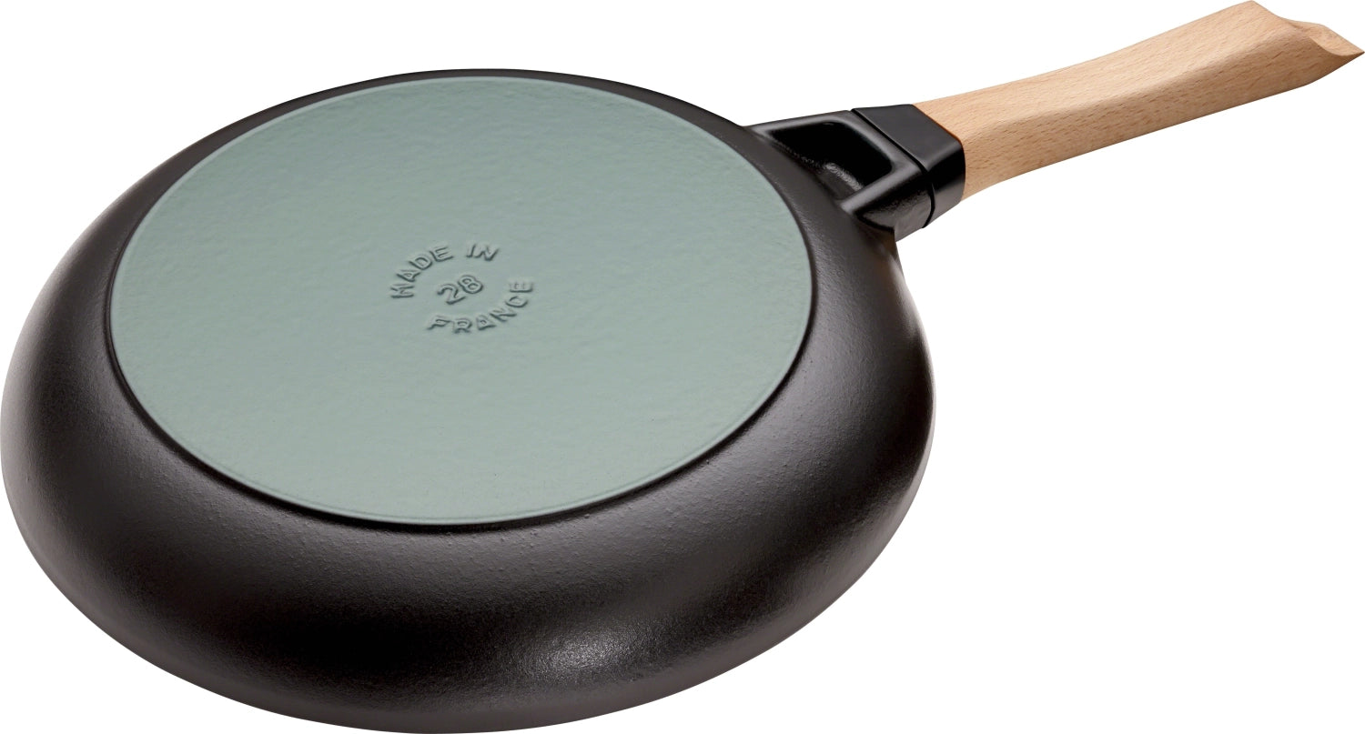 Hochwertige Staub Bratpfanne mit stilvollem Holzgriff, 32 cm Durchmesser, ideal für schmackhafte Gerichte und gleichmäßige Wärmeverteilung.