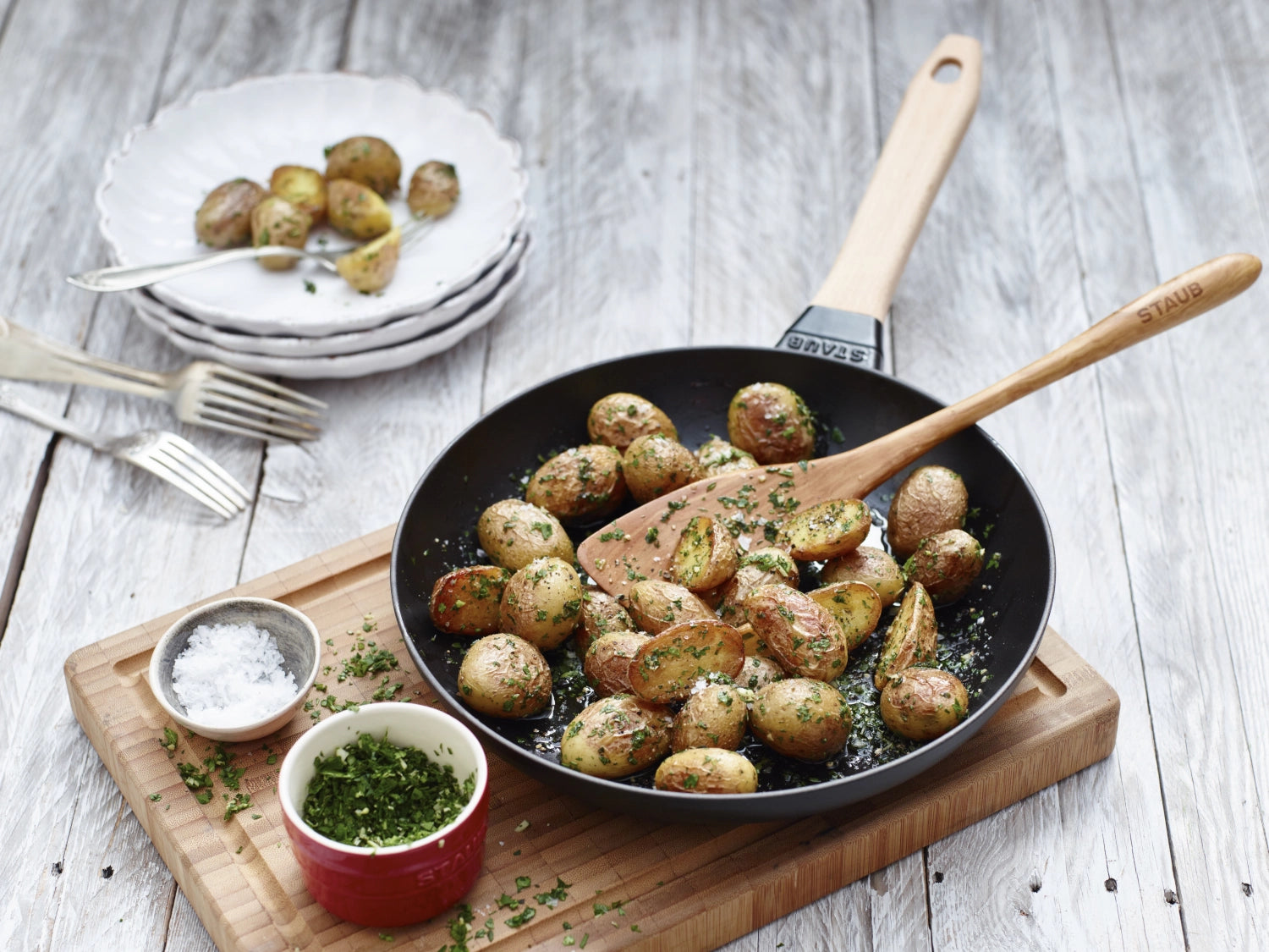 Elegante Staub Bratpfanne mit ergonomischem Holzgriff, 32 cm Durchmesser, perfekt für köstliche Bratgerichte und gleichmäßige Wärmeverteilung.