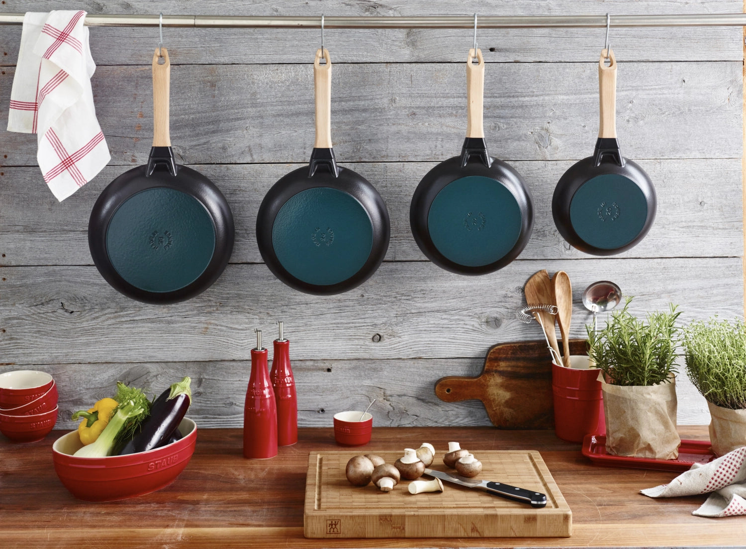 Hochwertige Staub Bratpfanne mit stilvollem Holzgriff, 32 cm Durchmesser, ideal für schmackhafte Gerichte und optimale Hitzeverteilung.