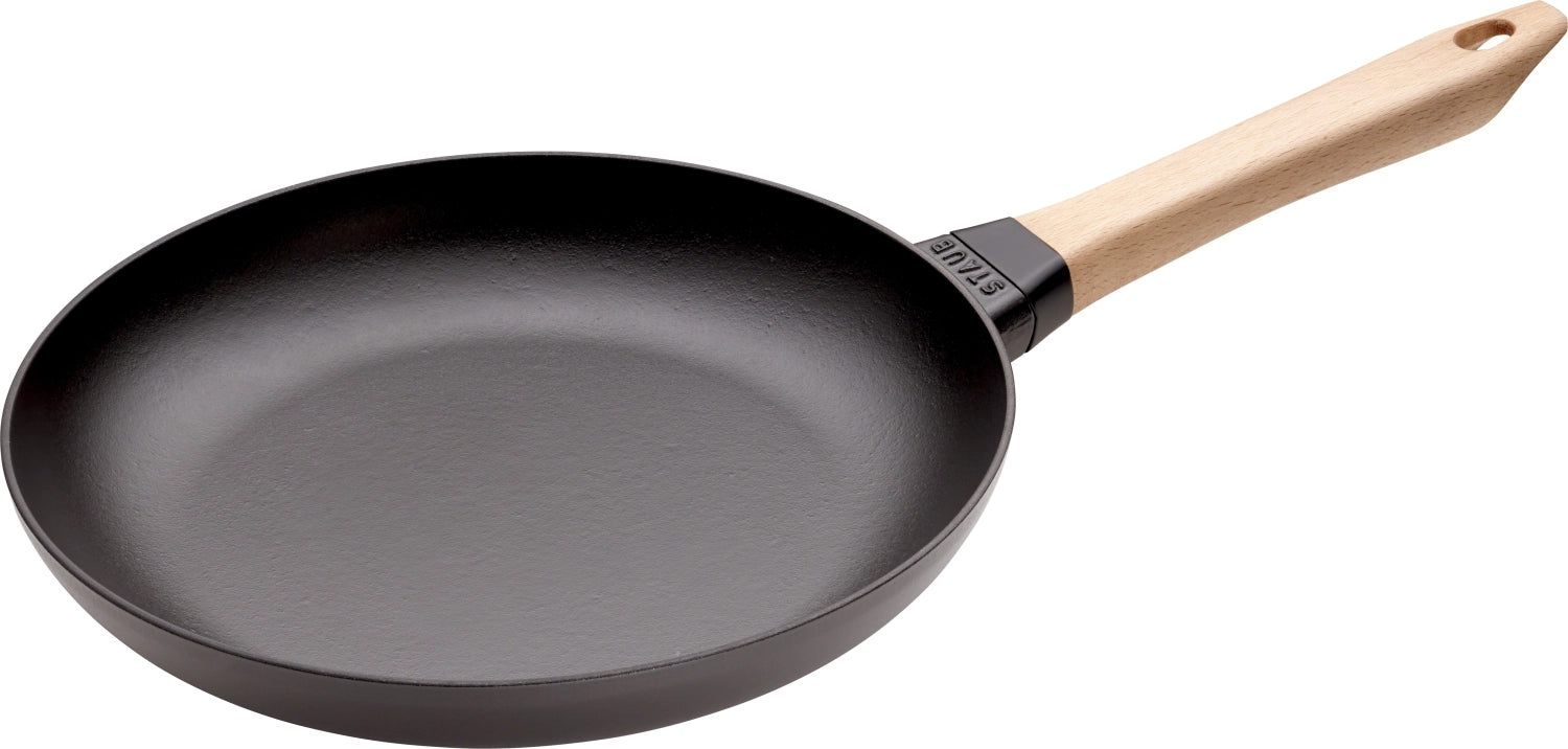 Elegante Staub Bratpfanne mit ergonomischem Holzgriff, 32 cm Durchmesser, perfekt für köstliche Speisen und optimale Hitzeverteilung.