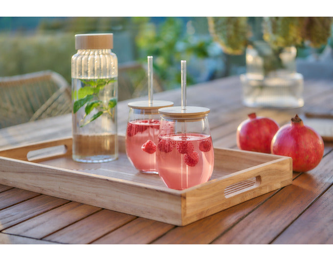 Stilvolles Trinkglas mit Bambusdeckel und Glastrinkhalm, ideal für Smoothies und Säfte. Nachhaltig und modern.