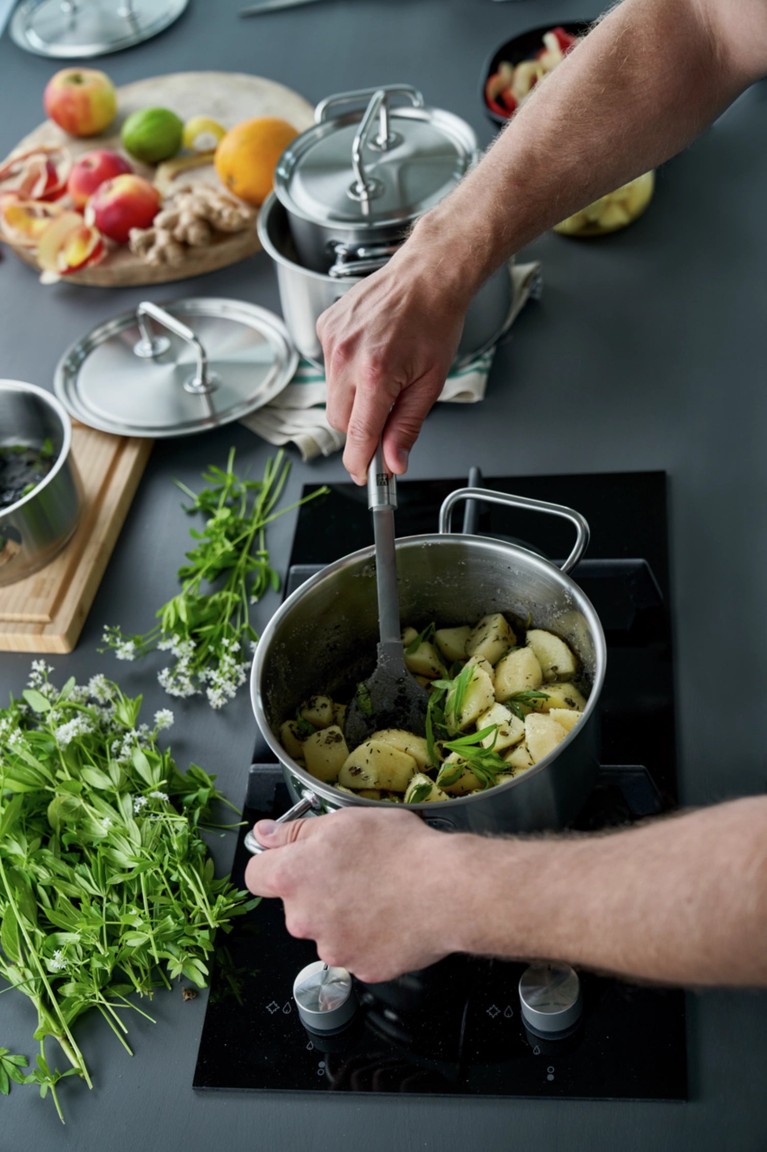 Hochwertiges 4-teiliges Kochtopfset von Zwilling Twin Classic, ideal für alle Kochtechniken, aus langlebigem Edelstahl für beste Ergebnisse.